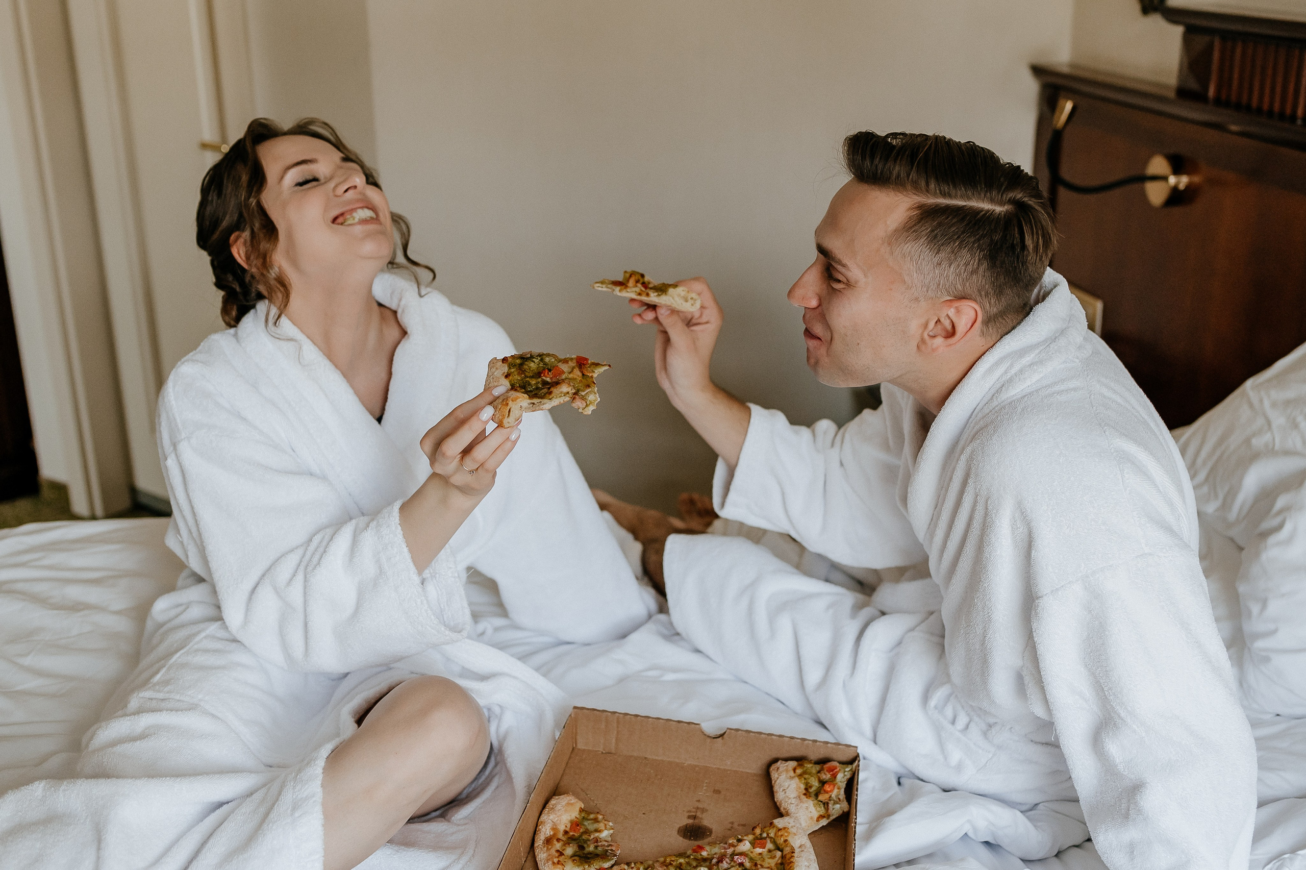 Веселое утро жениха и невесты в отеле Garden Ring