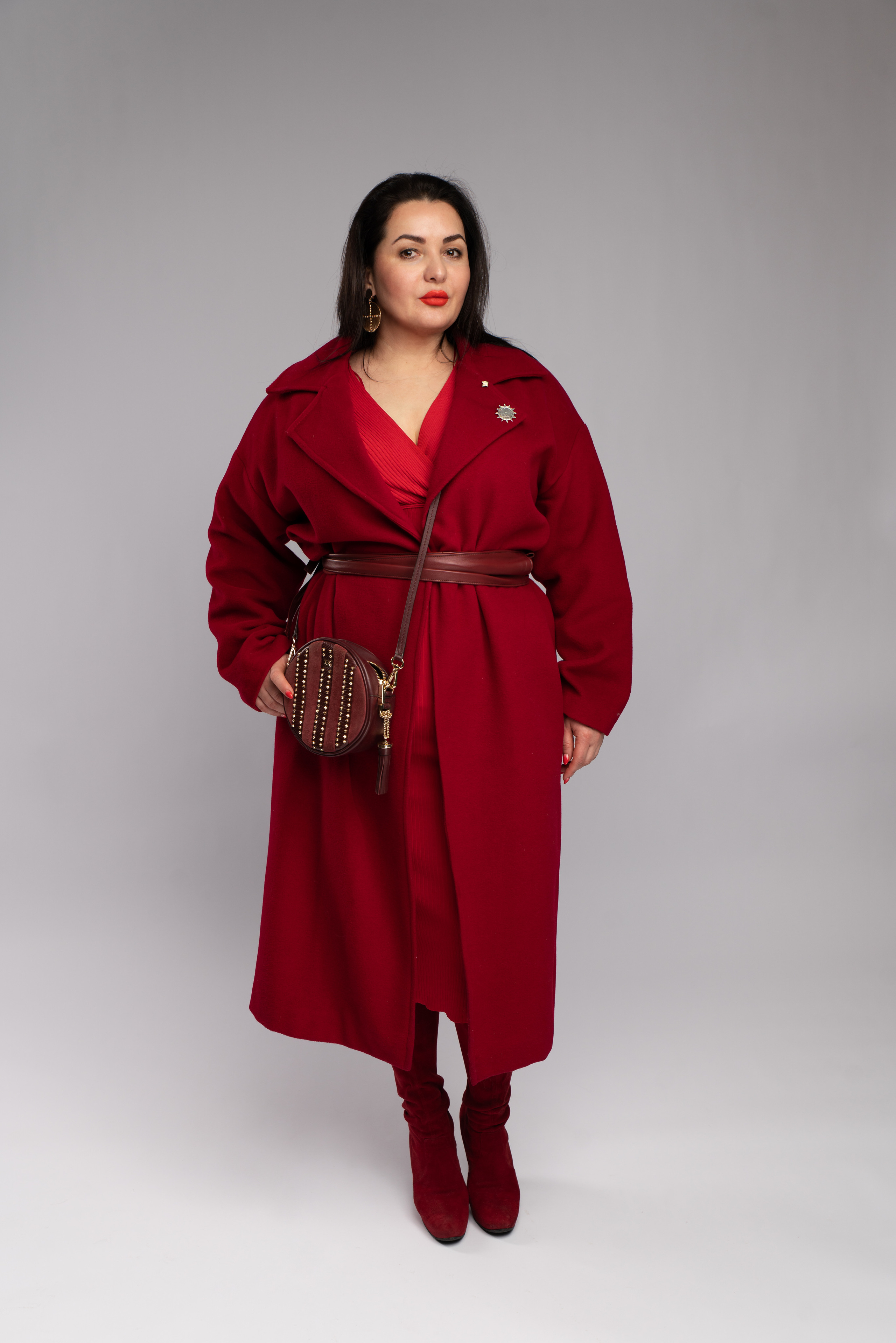 фото съемка пальто для полных женщин на модели на белом фоне для озон, wildberries, aliexpress, яндекс маркет