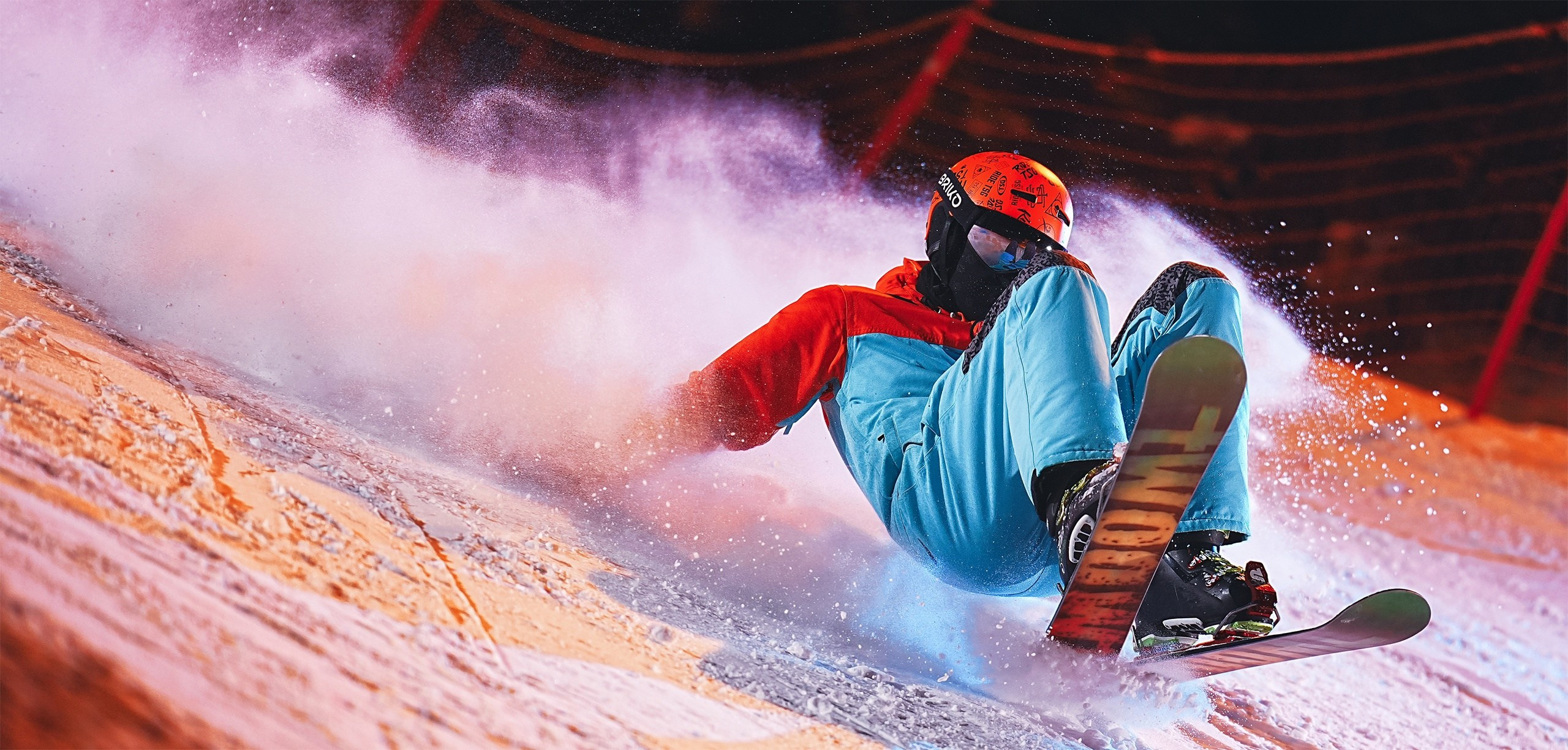 Вечернее и ночное катание на горных лыжах и сноуборде. Съемка с использованием внешних вспышек. Фото: Студитский Евгений