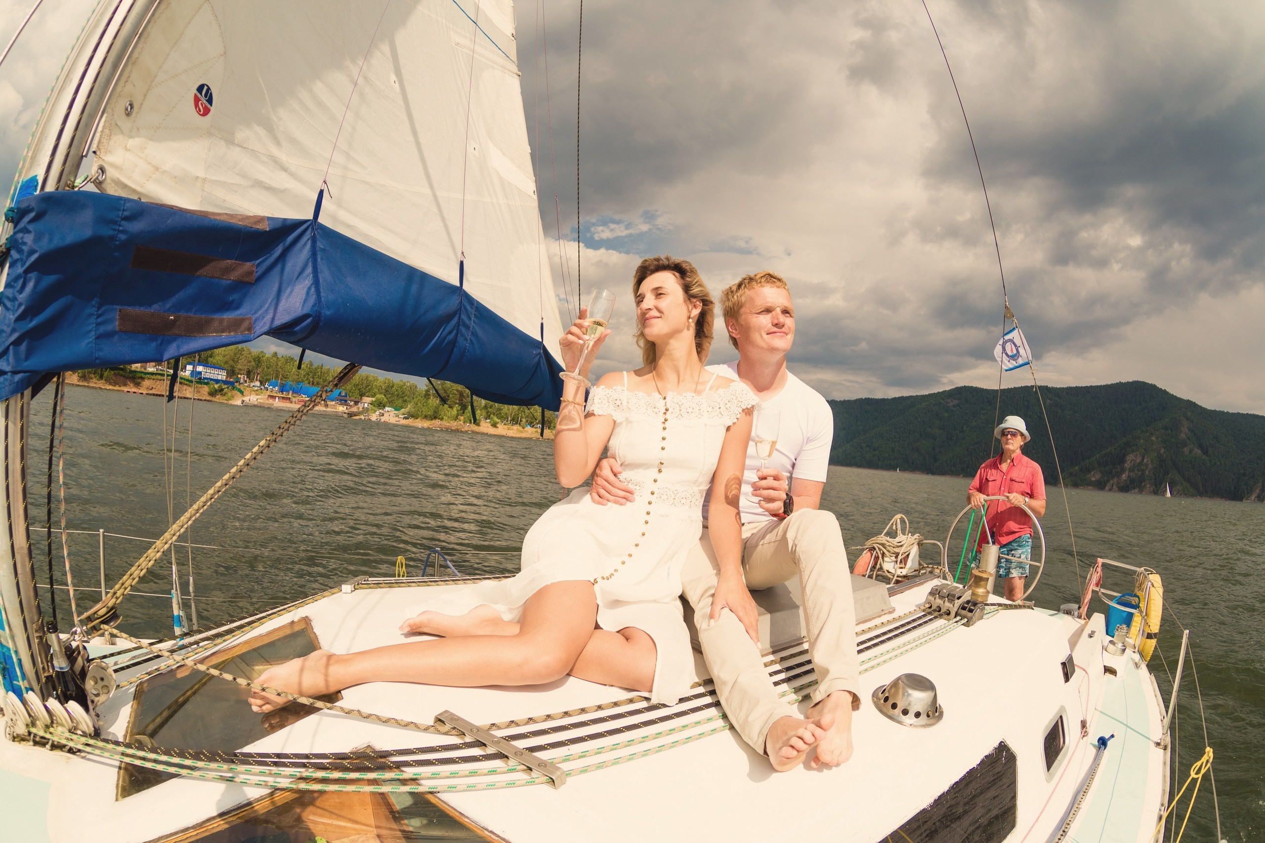 фотосессия фотограф Красноярск лавстори на парусной яхте Красноярское море аэросъёмка с квадрокоптера FPV дрона видео видеоролик Дивногорск Шумиха Бирюса прогулка идея место образы пример фото позы для морской фотосессии на парусной яхте Красноярское водохранилище путешествие визажист причёска макияж свадьба свадебная фотосессия