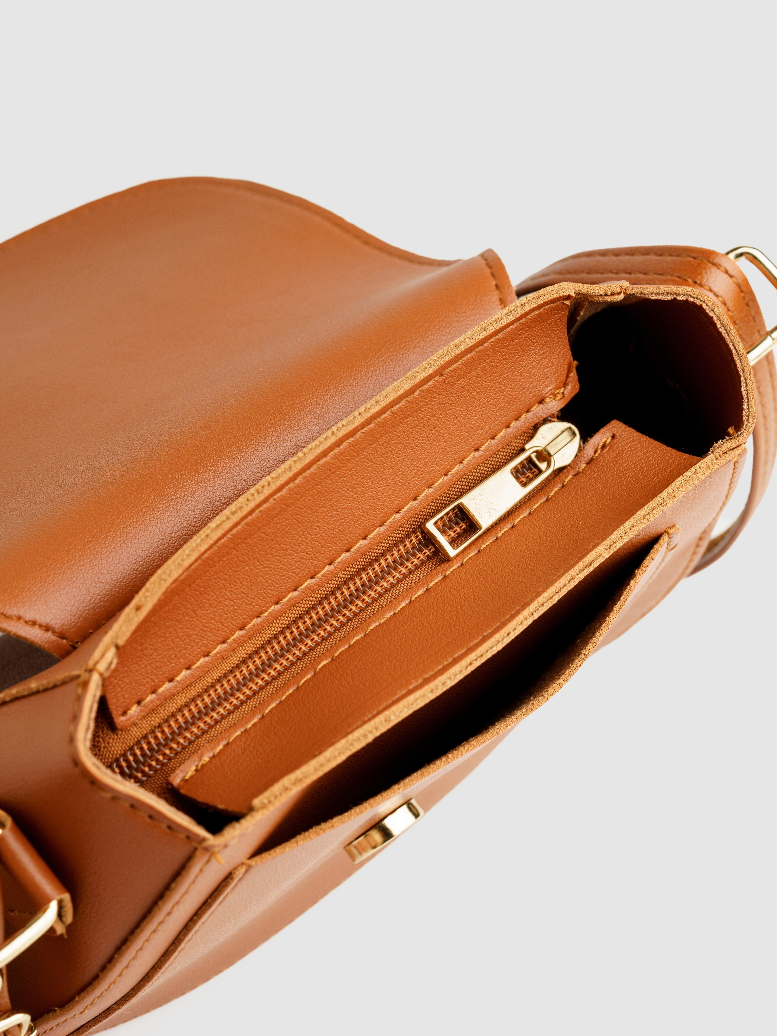 Предметная съемка сумок. KED Production — продакшн из СПб. Создаём фото, видео и контент, который помогает брендам и селлерам продавать больше