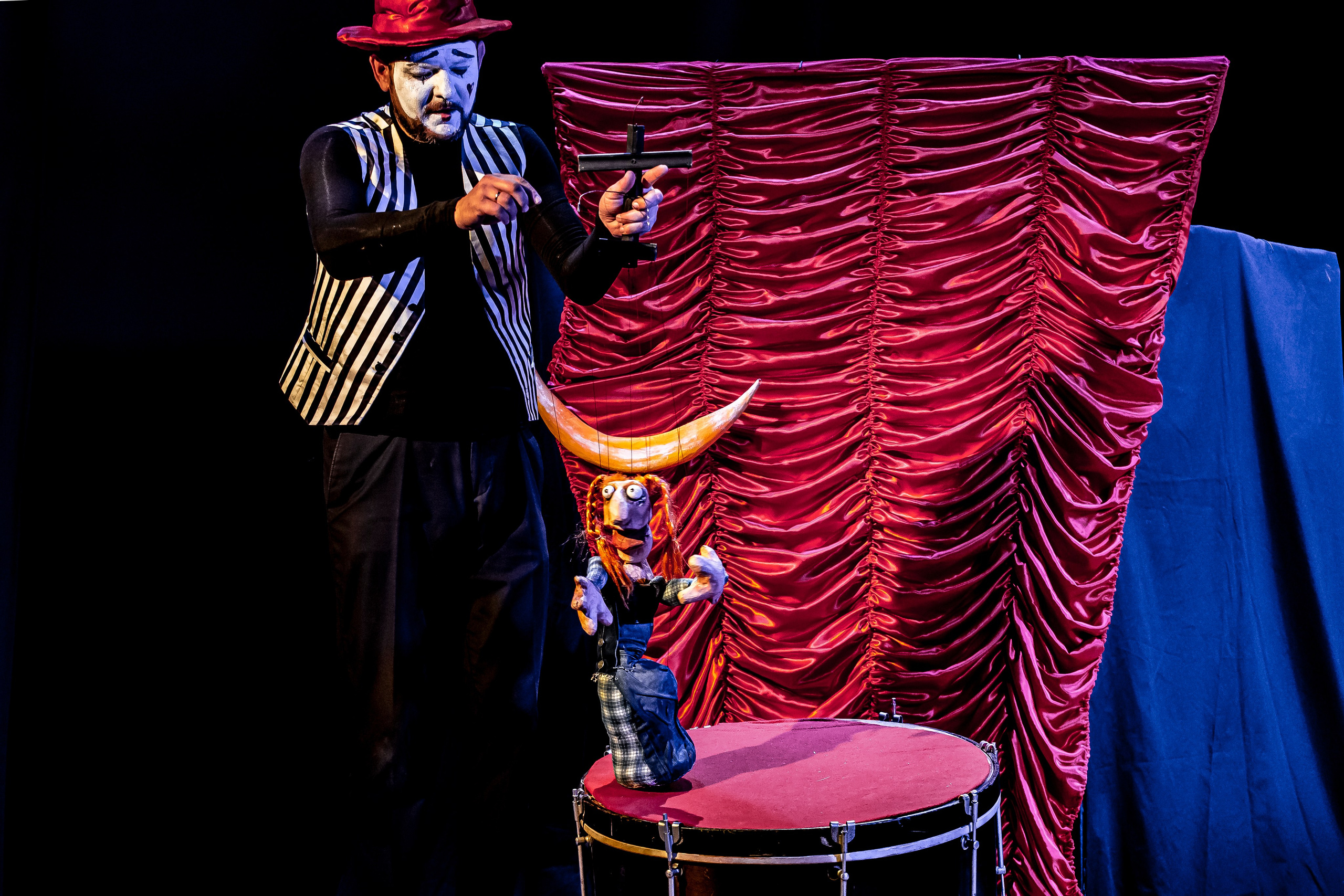 Цирк из Саквояжа спектакль театра САКВОЯЖ. Фотограф в Сочи Юрий Шептаев