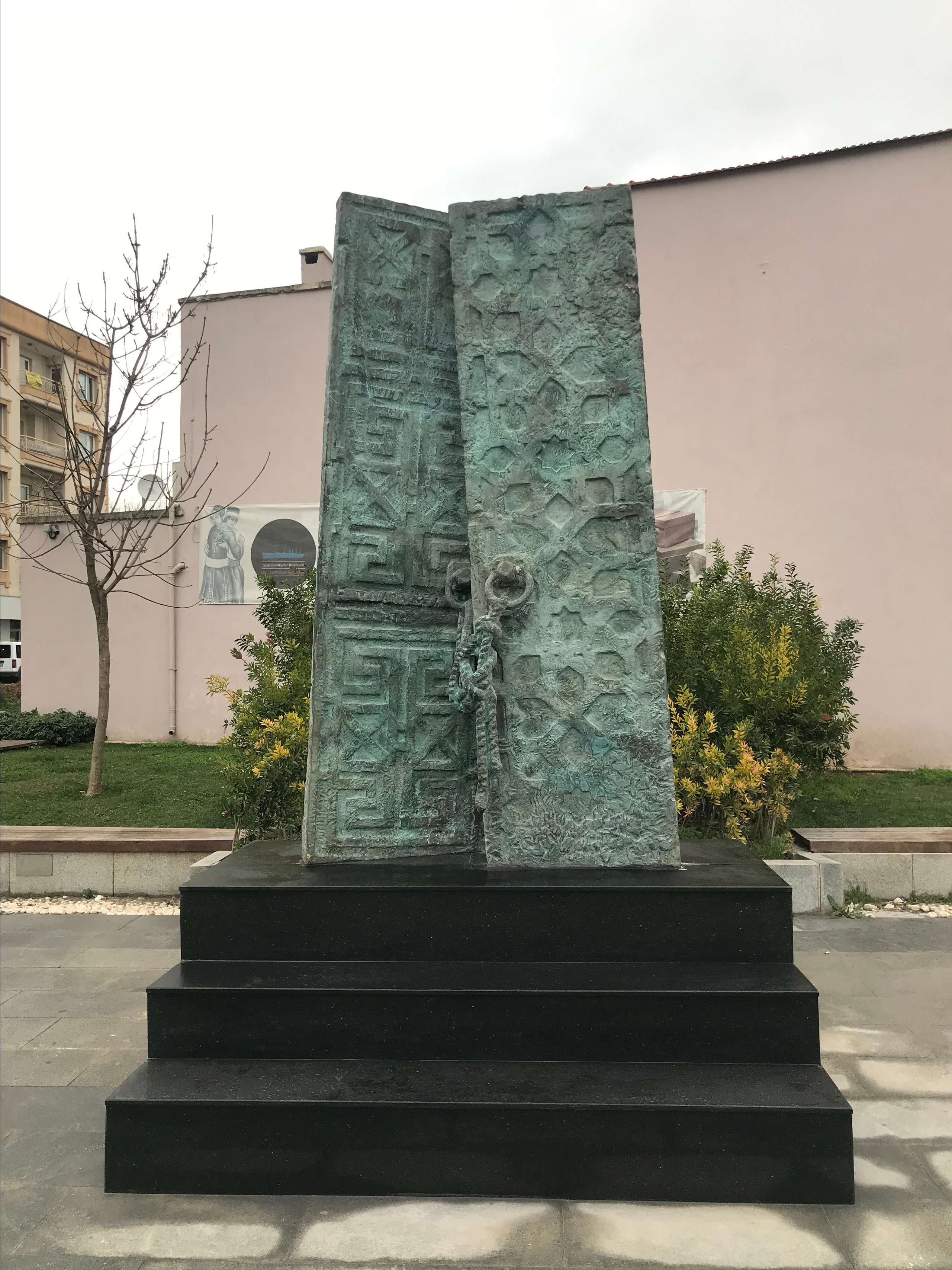 Двери родного дома, 2021, Измир (Турция). Скульптор Сергей Оганов, Беларусь