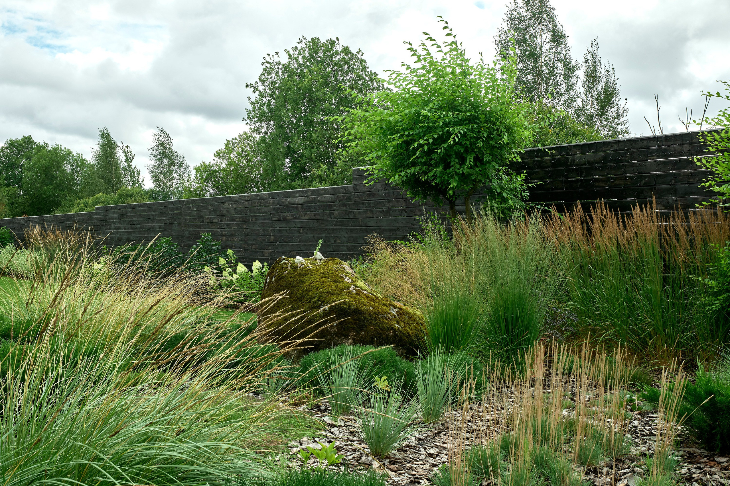 Ландшафтный и интерьерный фотограф Наталья Соловьева. Фотосъемка частного сада под Гатчиной для Таисьи Игошиной | interioto