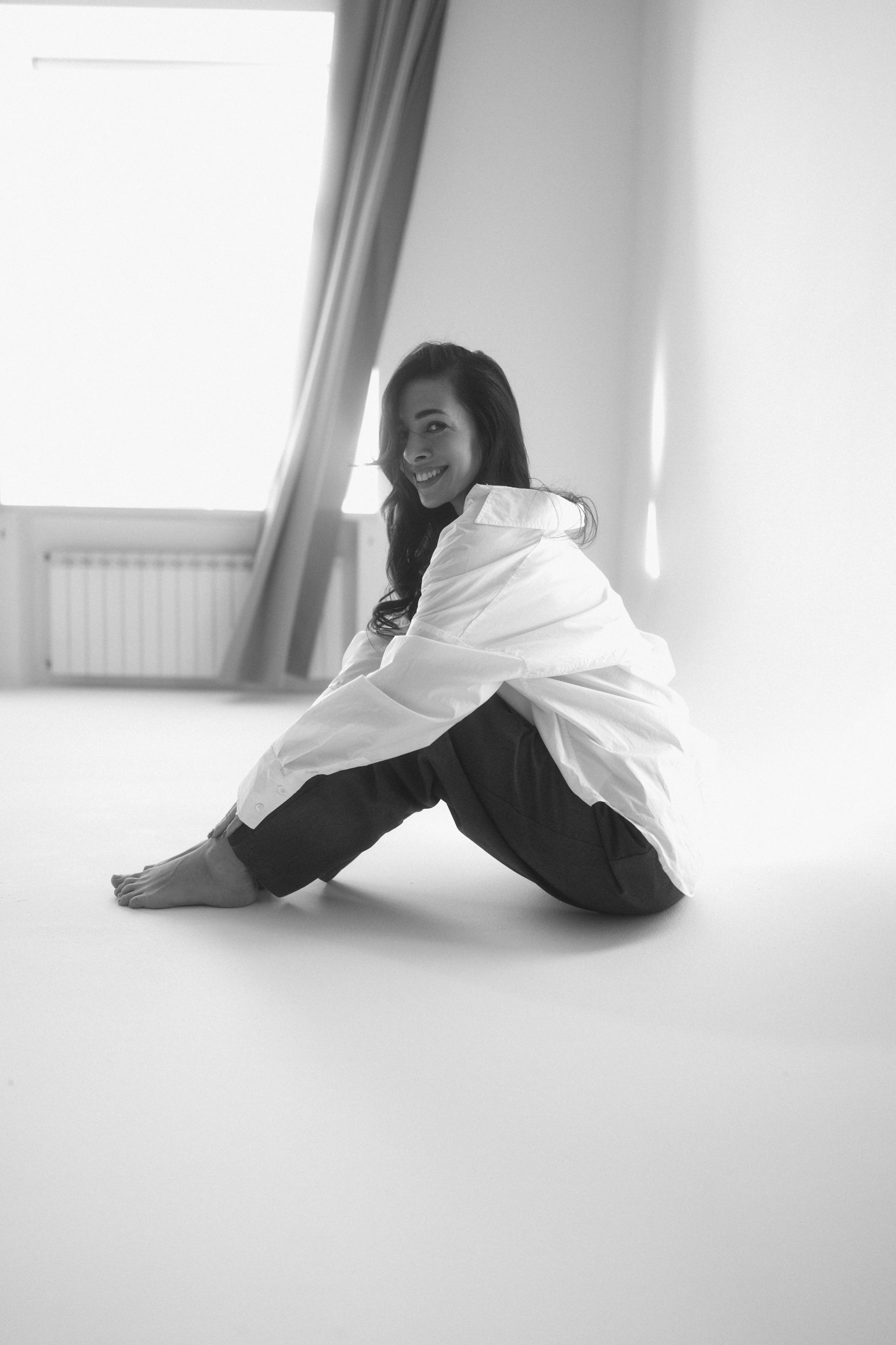 Женская портретная чб фотосессия в студии на циклораме в Казани