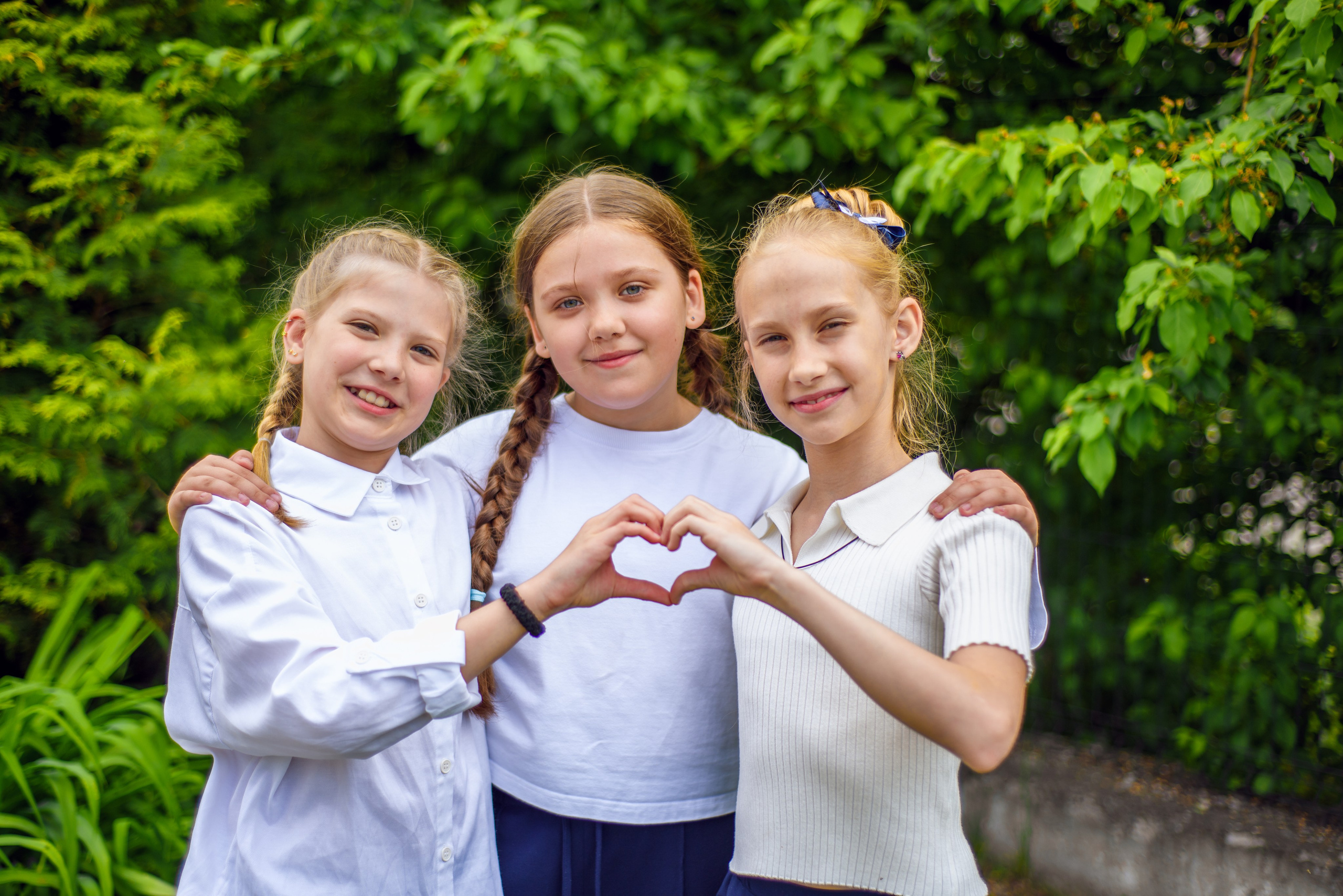 Фотосъемка в школьном саду. Фотограф. Выпускные альбомы в Барнауле