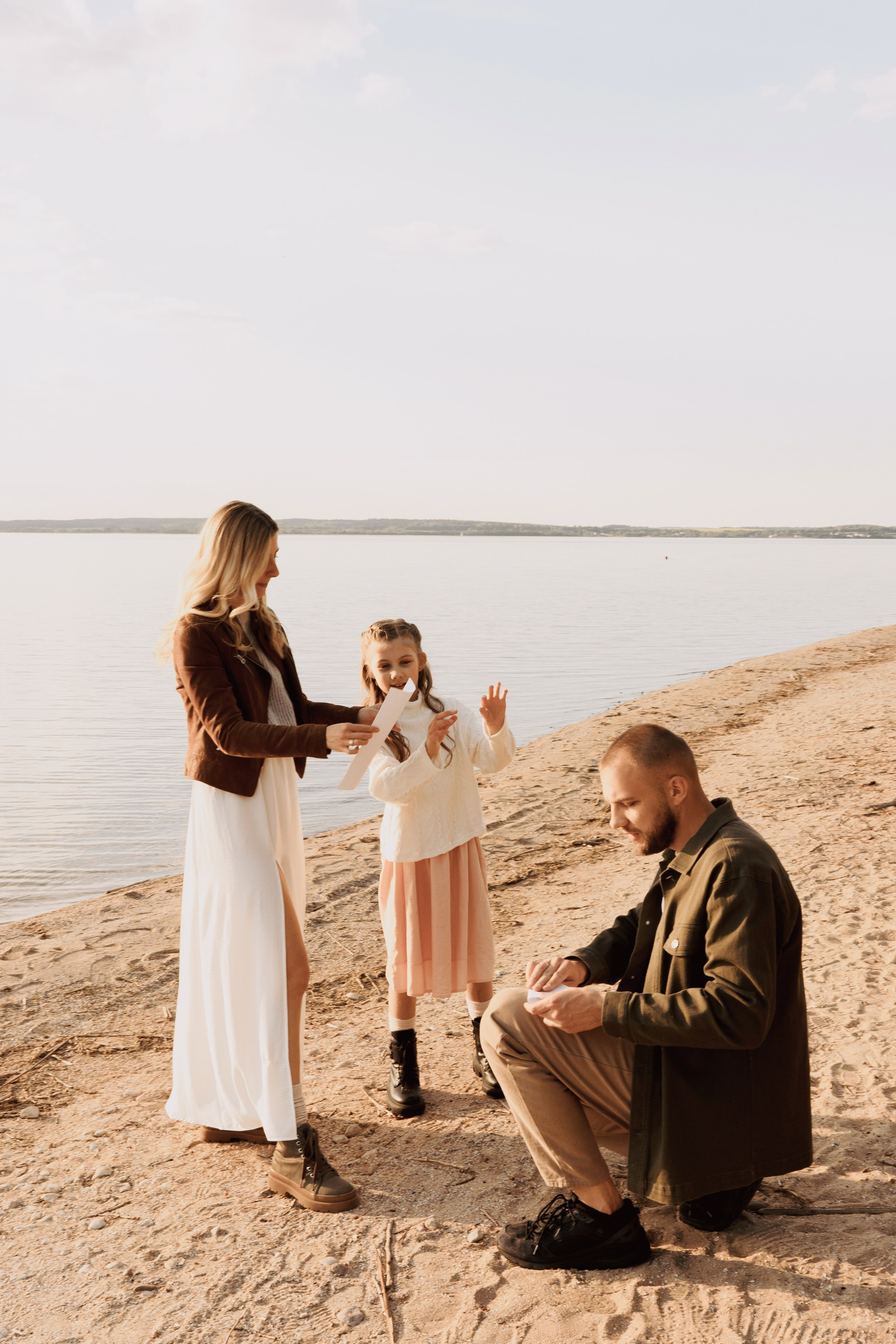 Весеннее тепло семьи на берегу Минского моря. Ваш семейный фотограф в Минске — Вика Трегубова