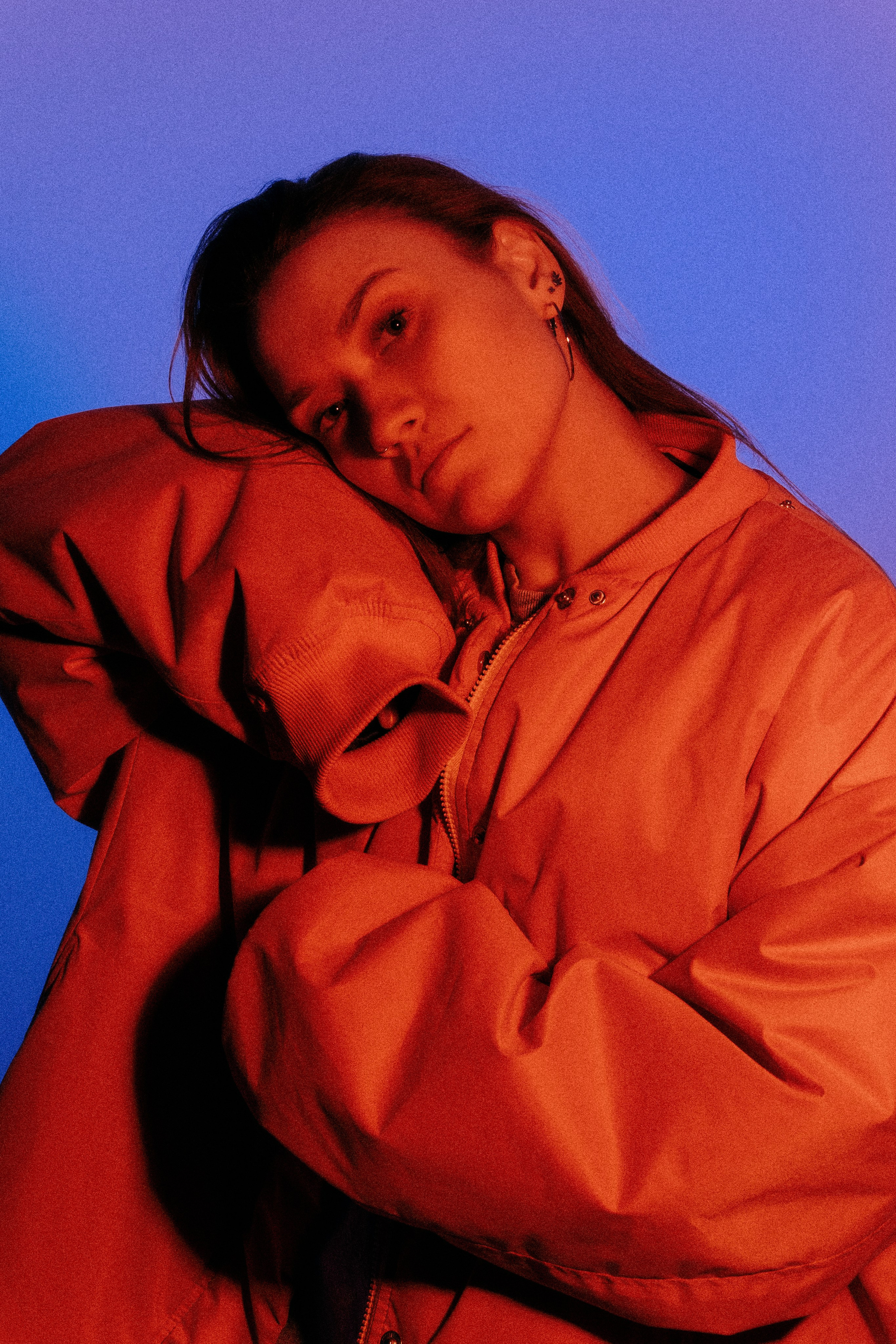 креативная женская студийная съёмка с цветным светом