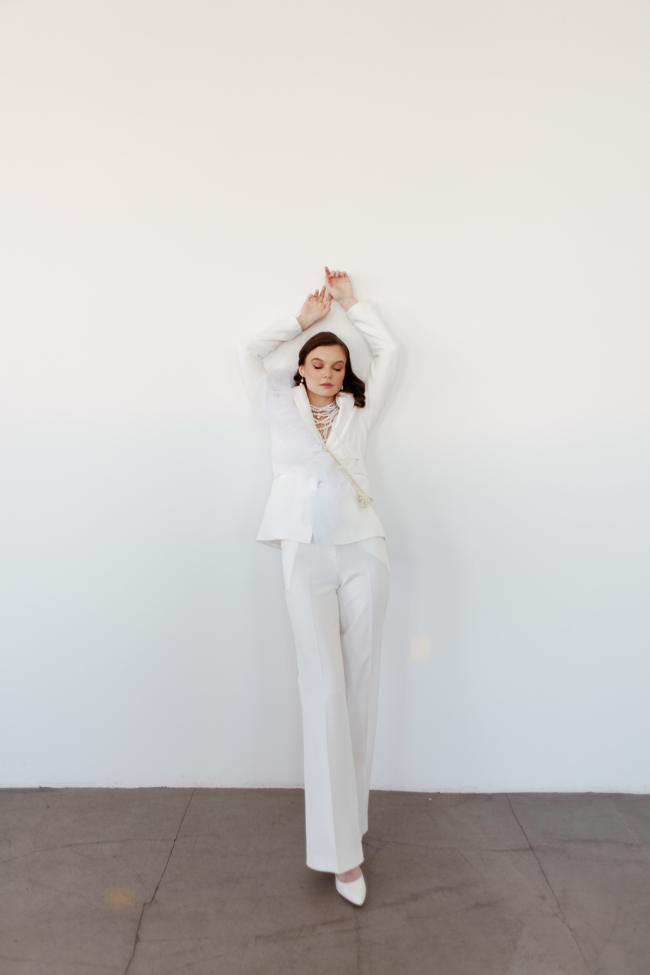 Фотосъёмка свадебных платьев в студии для контента. Портреты студия Москва. Модельные тесты. Lovestory студия в Москве. Женсий фотограф