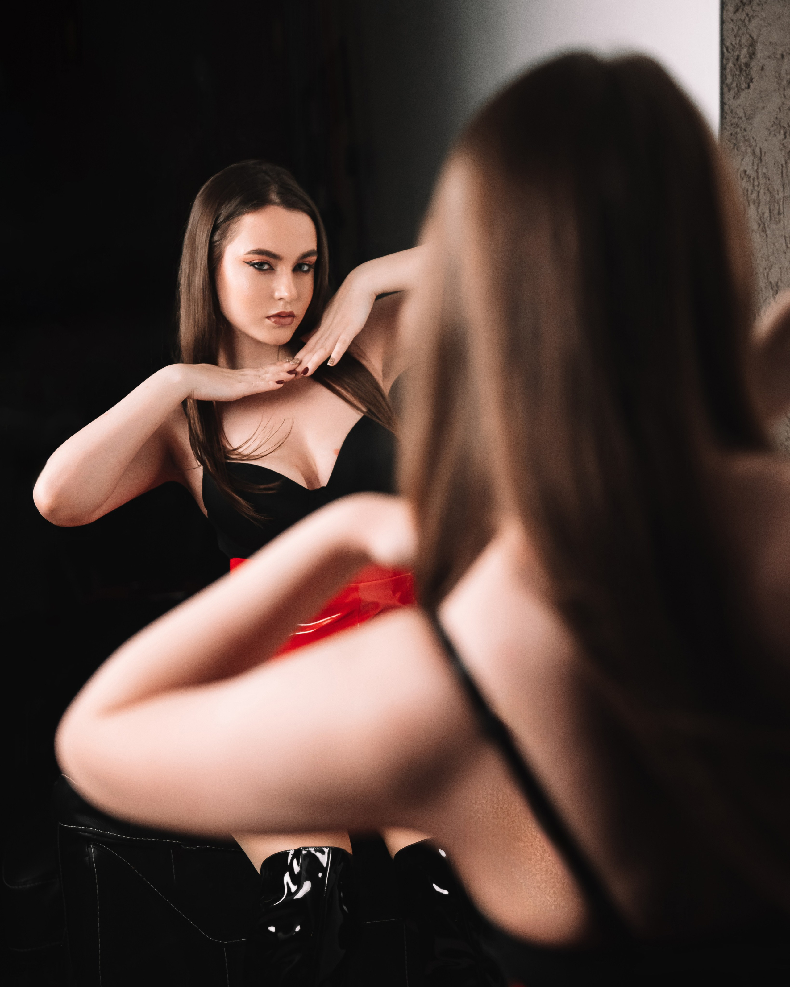 Сексуальная фотосессия в красном кожаном плаще в г. Кемерово