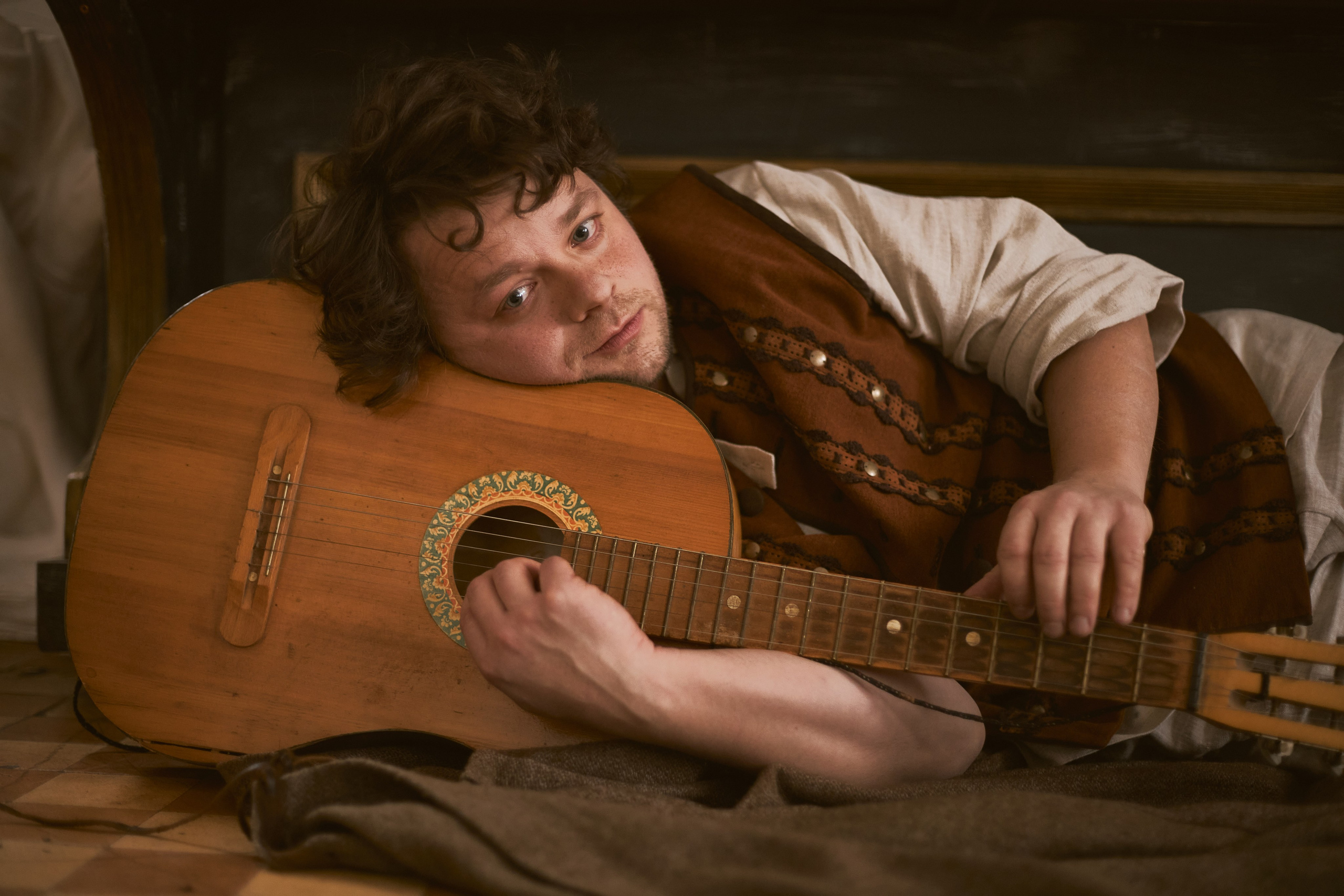 Актёр Сергей Друзьяк в роли Бродячего Музыканта на творческой фотосессии в фотостудии "Граф" в г. Москва