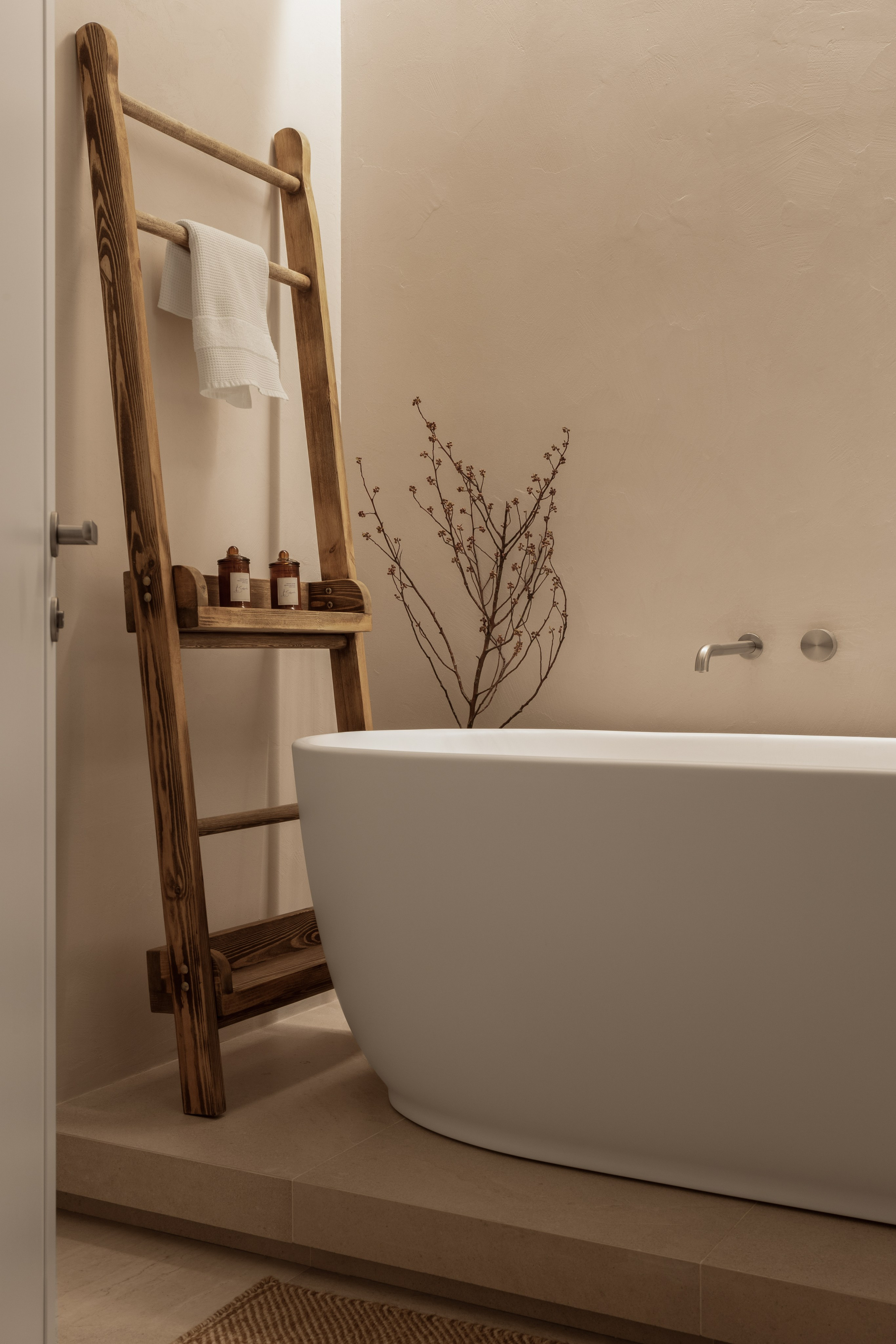 Стилизация интерьерной фотосъёмки, фото интерьера мастер-санузла в современной квартире.