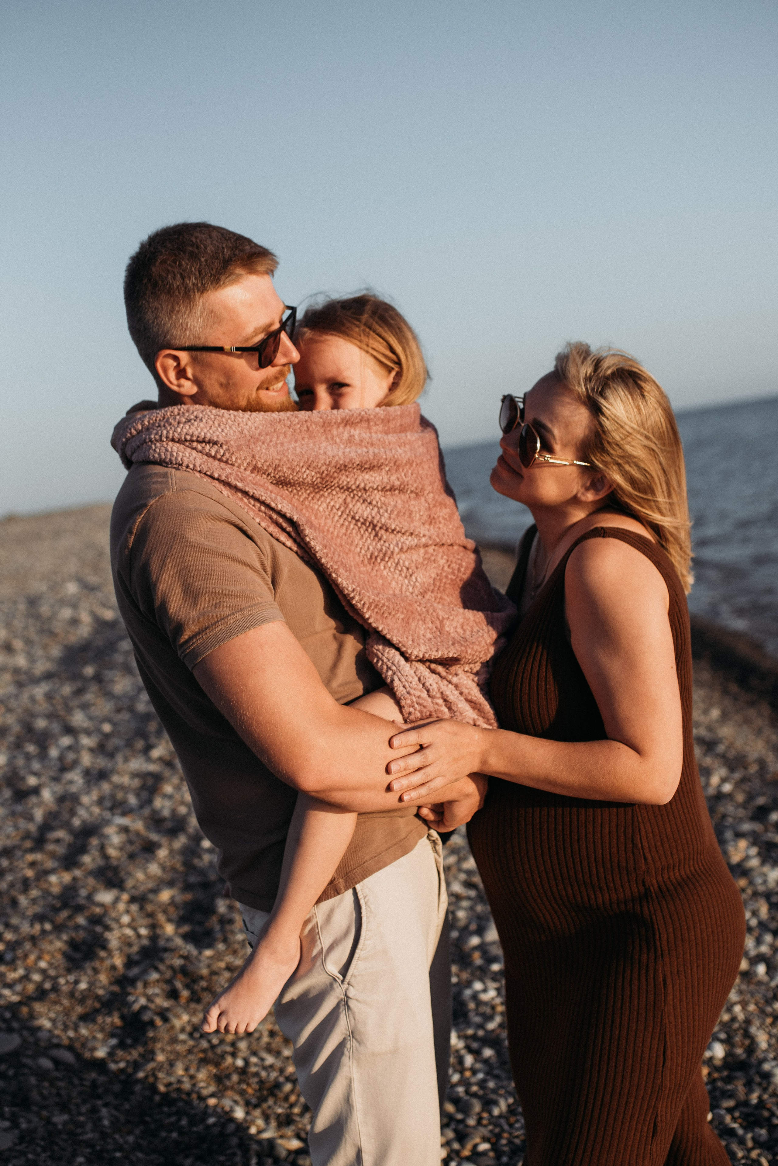 Семейная фотосессия в Головинке на берегу моря на закате. Фотограф в Сочи — Маргарита Поганова