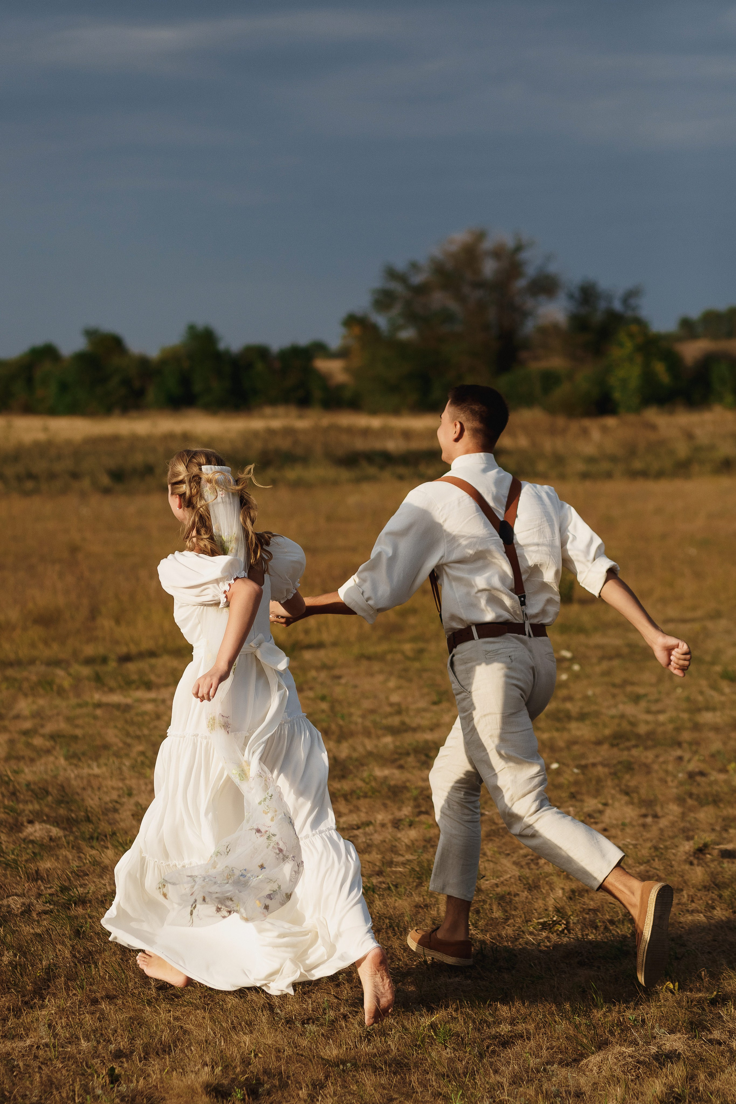 Жених и невеста бегут по полю — живой кадр с эмоциональной свадебной съёмки, Таганрог.