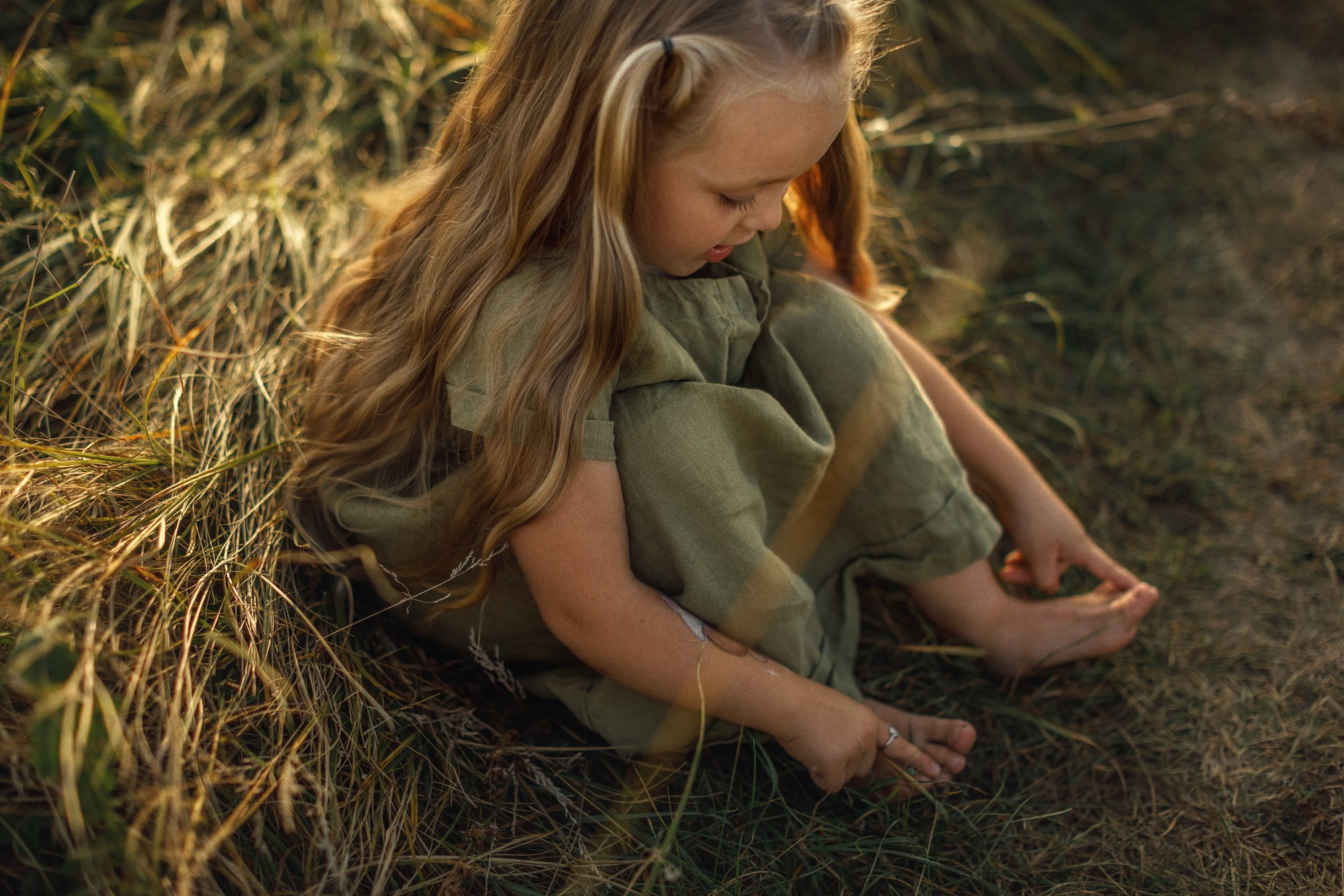 детский портрет, фото ребенка на природе, детская фотосессия, красивая детская фотография, девочка сидит в поле