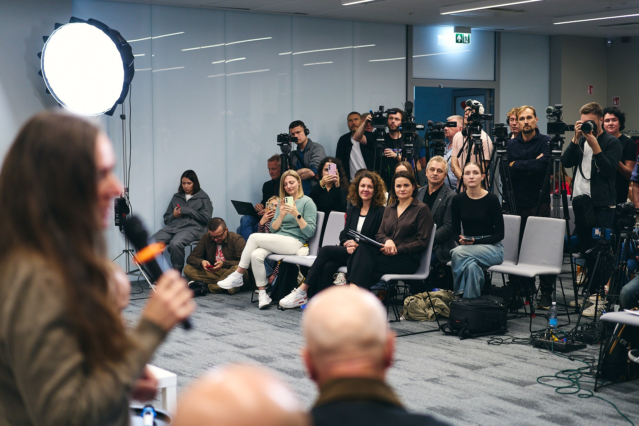 Press conference with Sviatlana Tsikhanouskaya and released political prisoners. Photographer in Vilnius