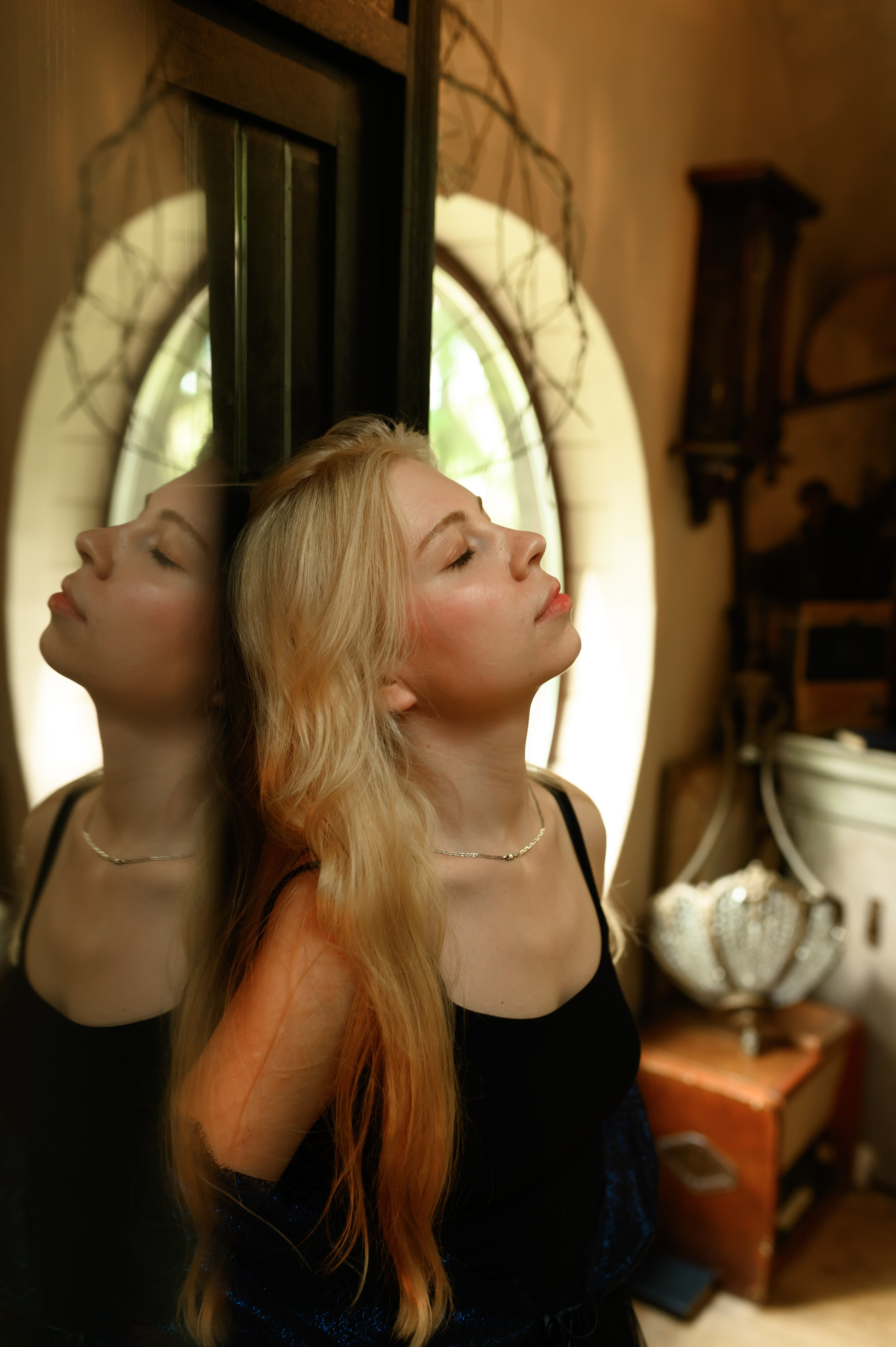 Катя. Заброшенный чердак. Фотограф Марина Росси