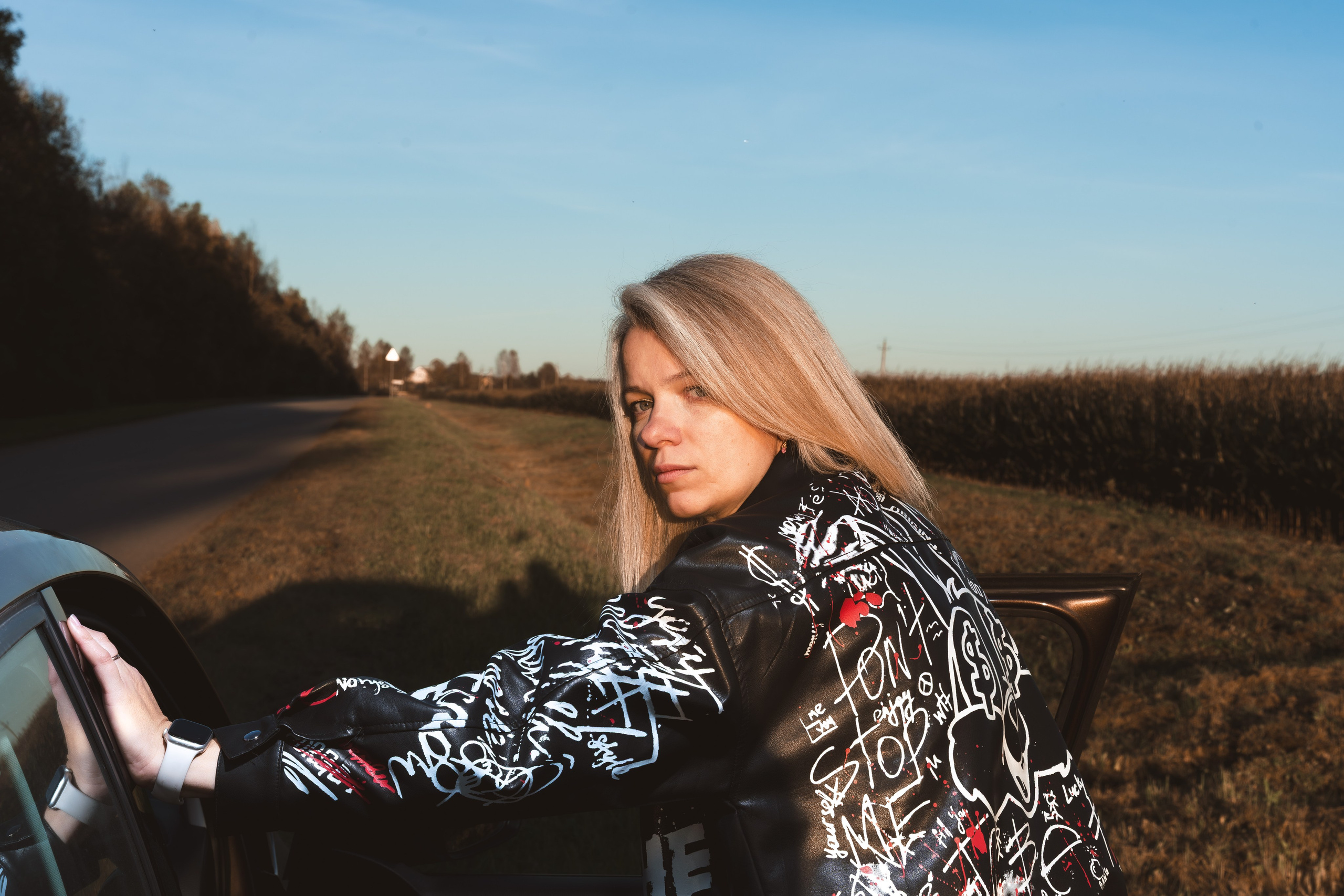 Дерзкая фотосессия девушки в кукурузе у машины