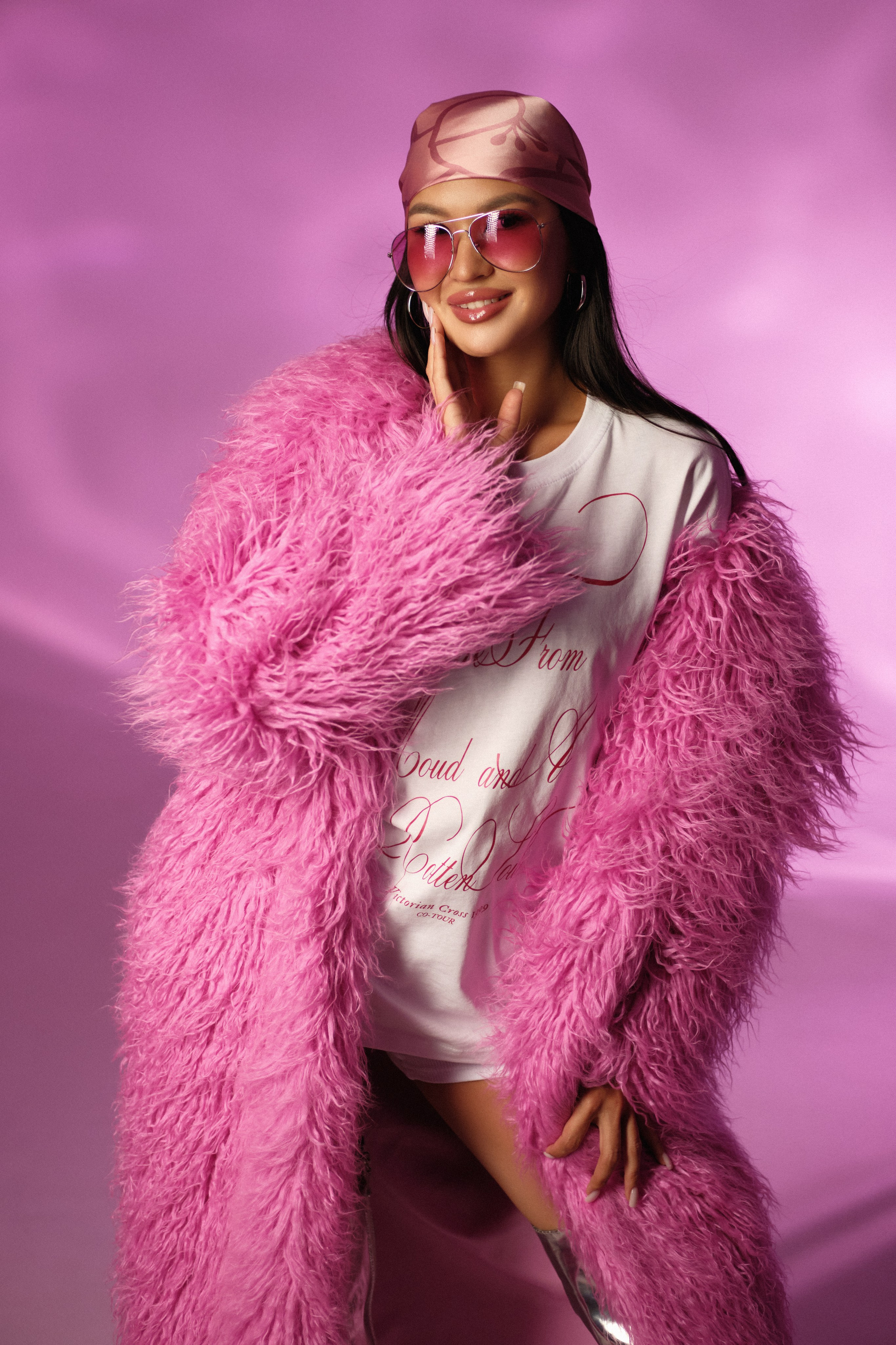 девушка женский портрет фотограф юлия фролова циклорама импульсный свет  постоянный свет азия азиатка  ростов модель обучение фотографии воркшоп по фотографии цветные фильтры розовая шуба