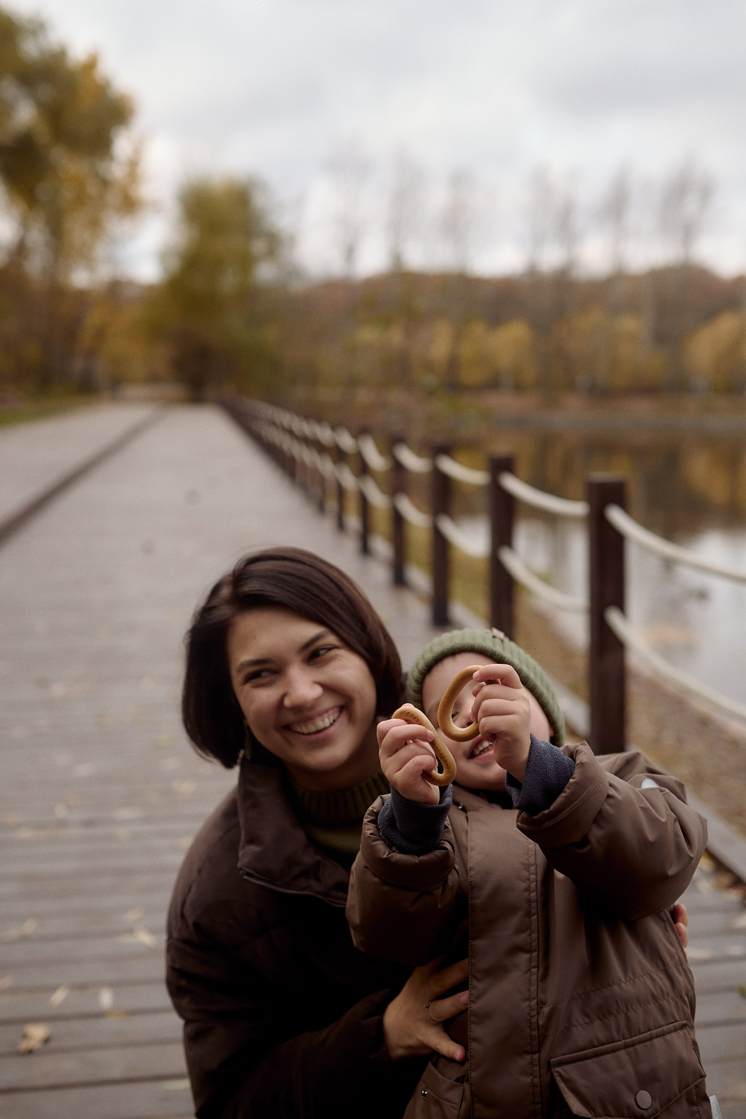 Вова, Юля и Максим в осеннем парке. Семейный и свадебный lifestyle-фотограф в Москве Мария Петрова
