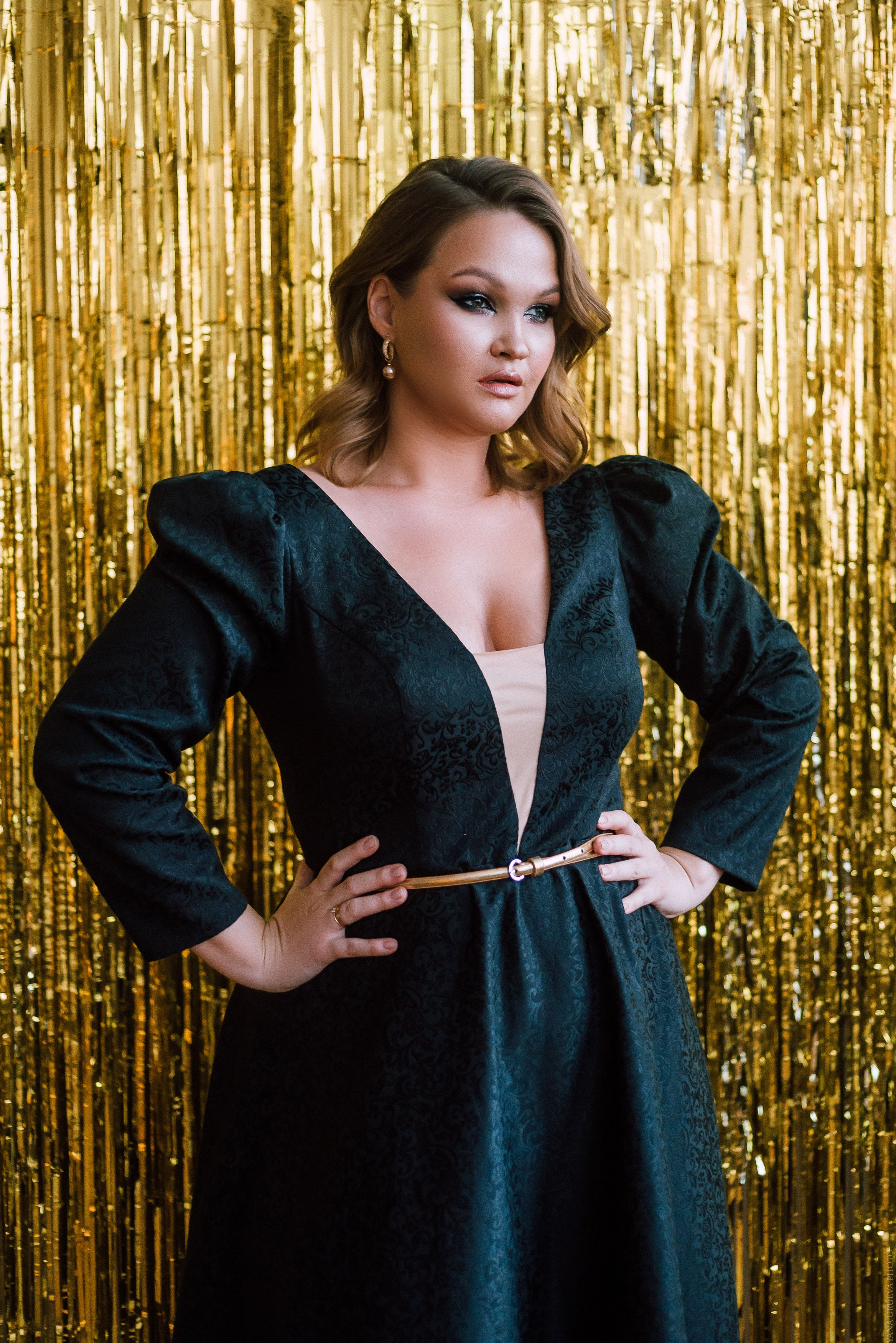 Новогодняя фотосессия на блестящем фоне