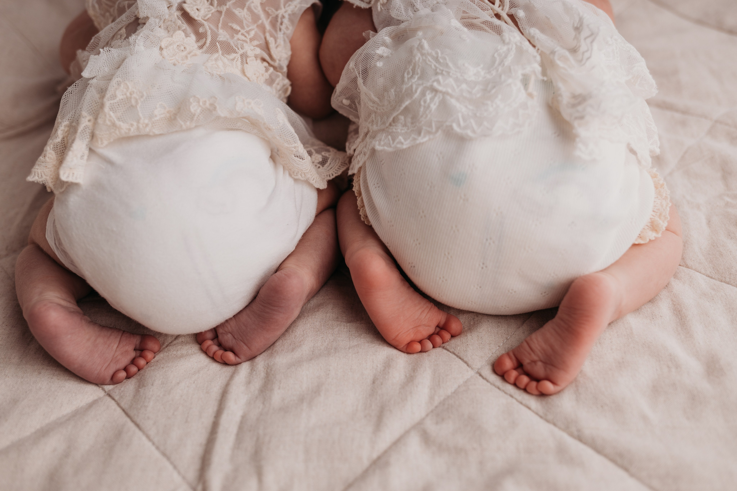 Фотосъемка двойни. Фотограф новорожденных малышей в Омске и Омской области Эльвира Камаева