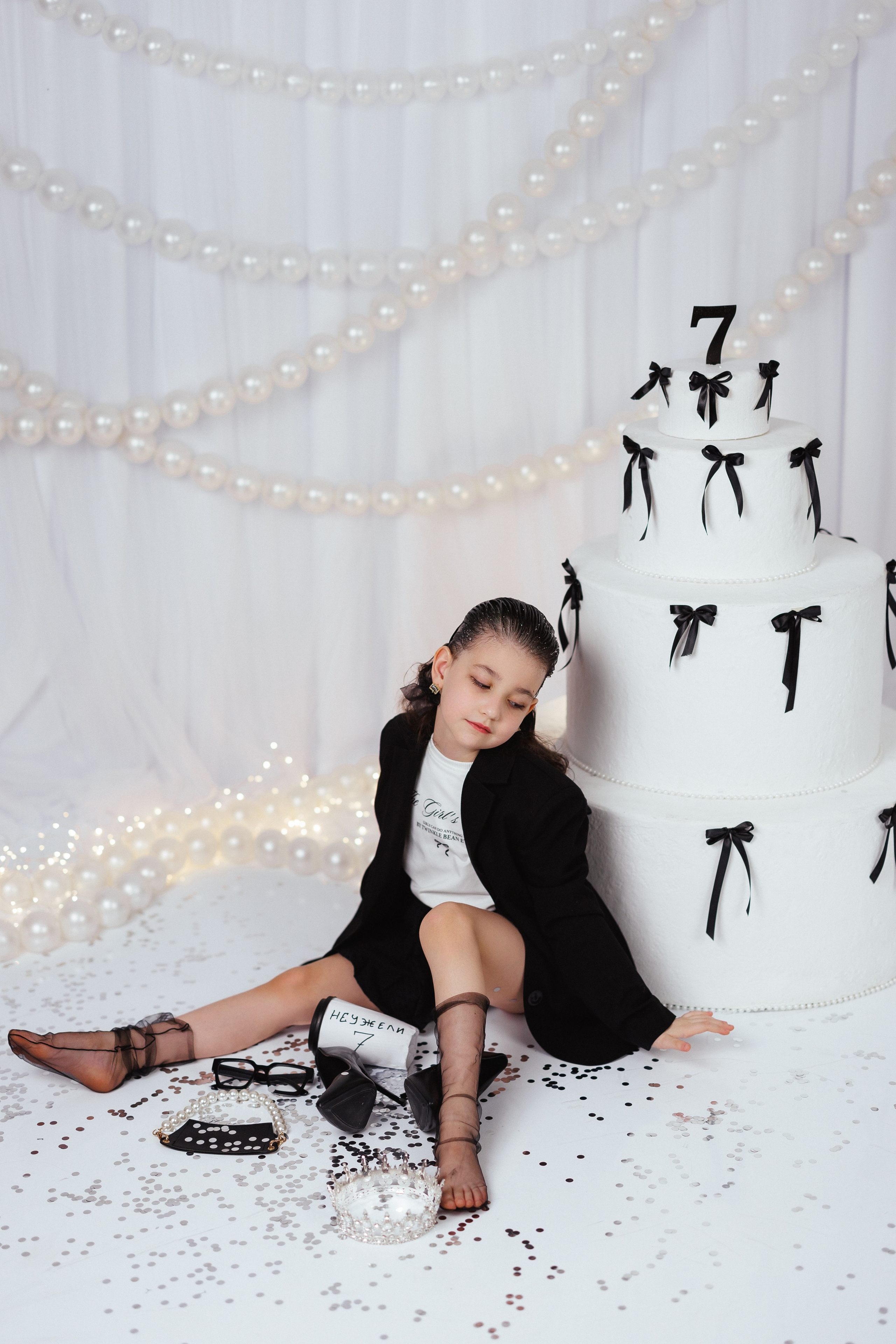 Фотосессия к дню рождения с большим тортом, в детской фотостудии «Антураж», город Краснодар. Семейный и детский фотограф в Краснодаре Анна Трашкова