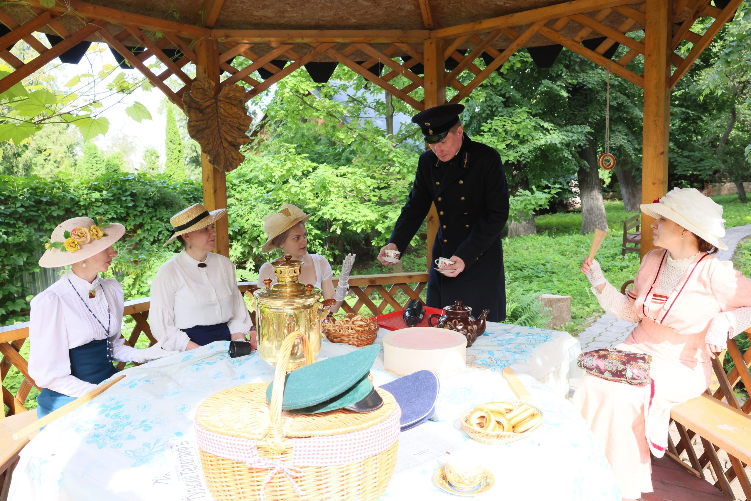 Усадьба Вересаева. Гости в саду. Фотограф в Туле Крупский АнДРей. Фотостудия «КАДР71» в Туле