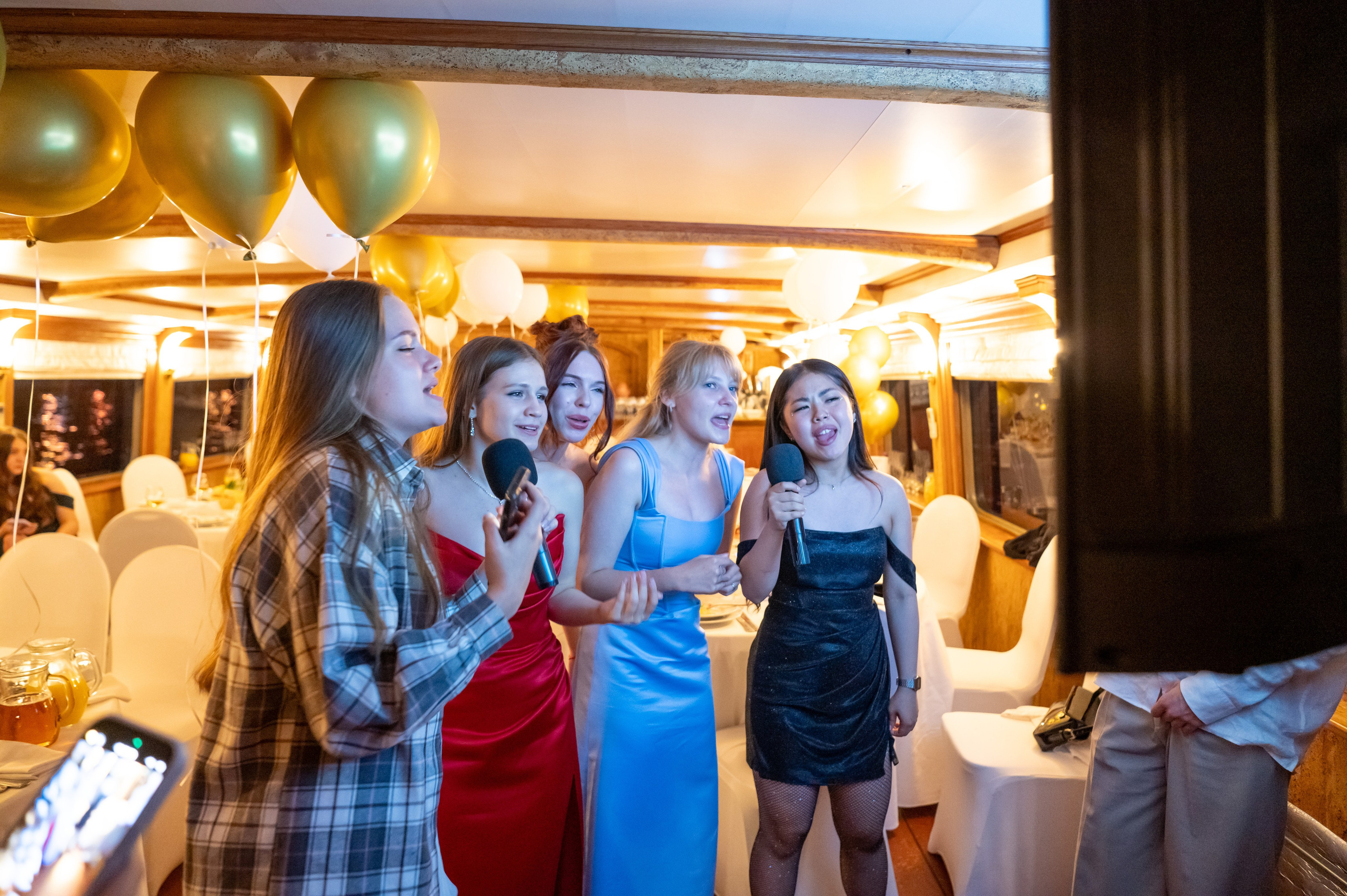 Выпускной вечер 11 класс на теплоходе. Детский и семейный фотограф г. Москва Оксана Катаджи