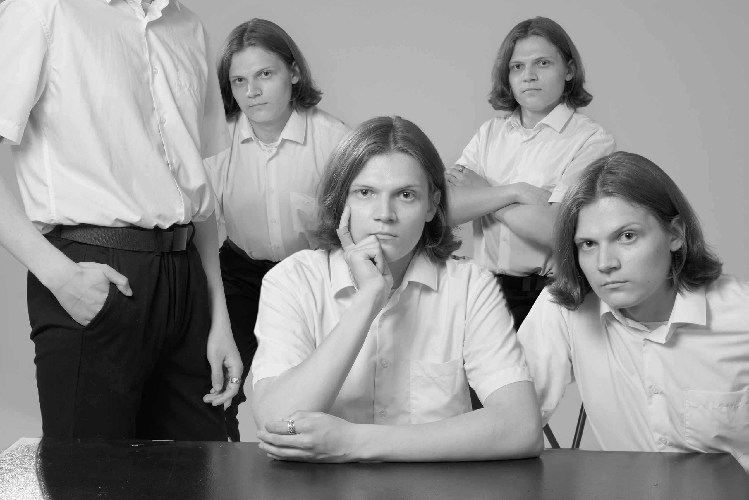 Чёрно-белый портрет с выразительным светотеневым рисунком, подчёркивающий черты лица и эмоции модели. Фотограф: Ожерельев Лев. Модель: Дмитрий Кивилев