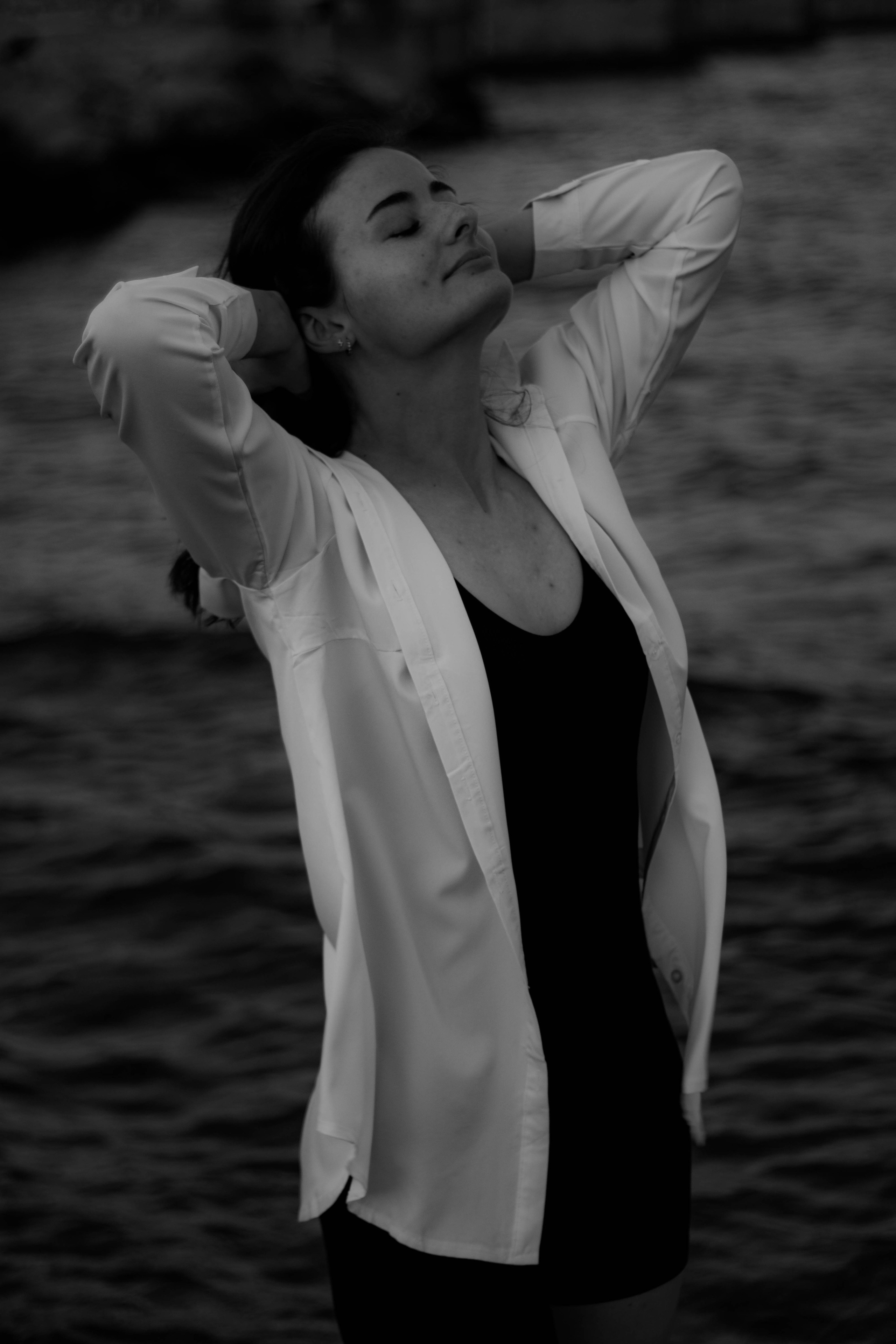 «Невесомость волн: девушка и море». Уличный фотограф Города N