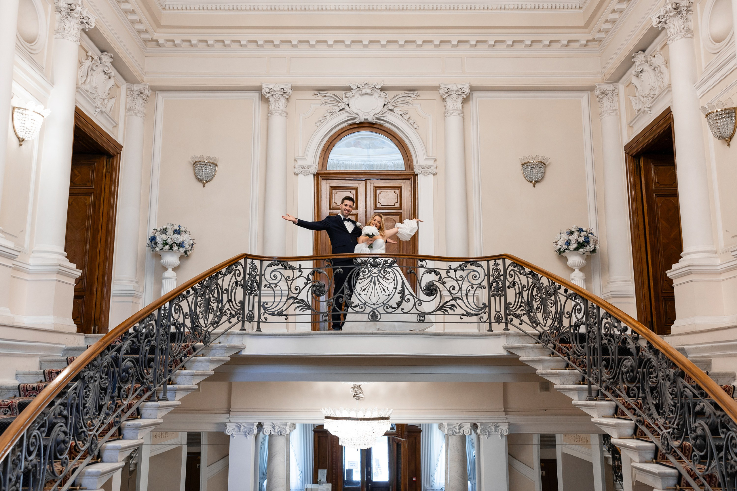 Фотография молодых на парадной лестнице во дворце бракосочетания №2 в Санкт-Петербурге