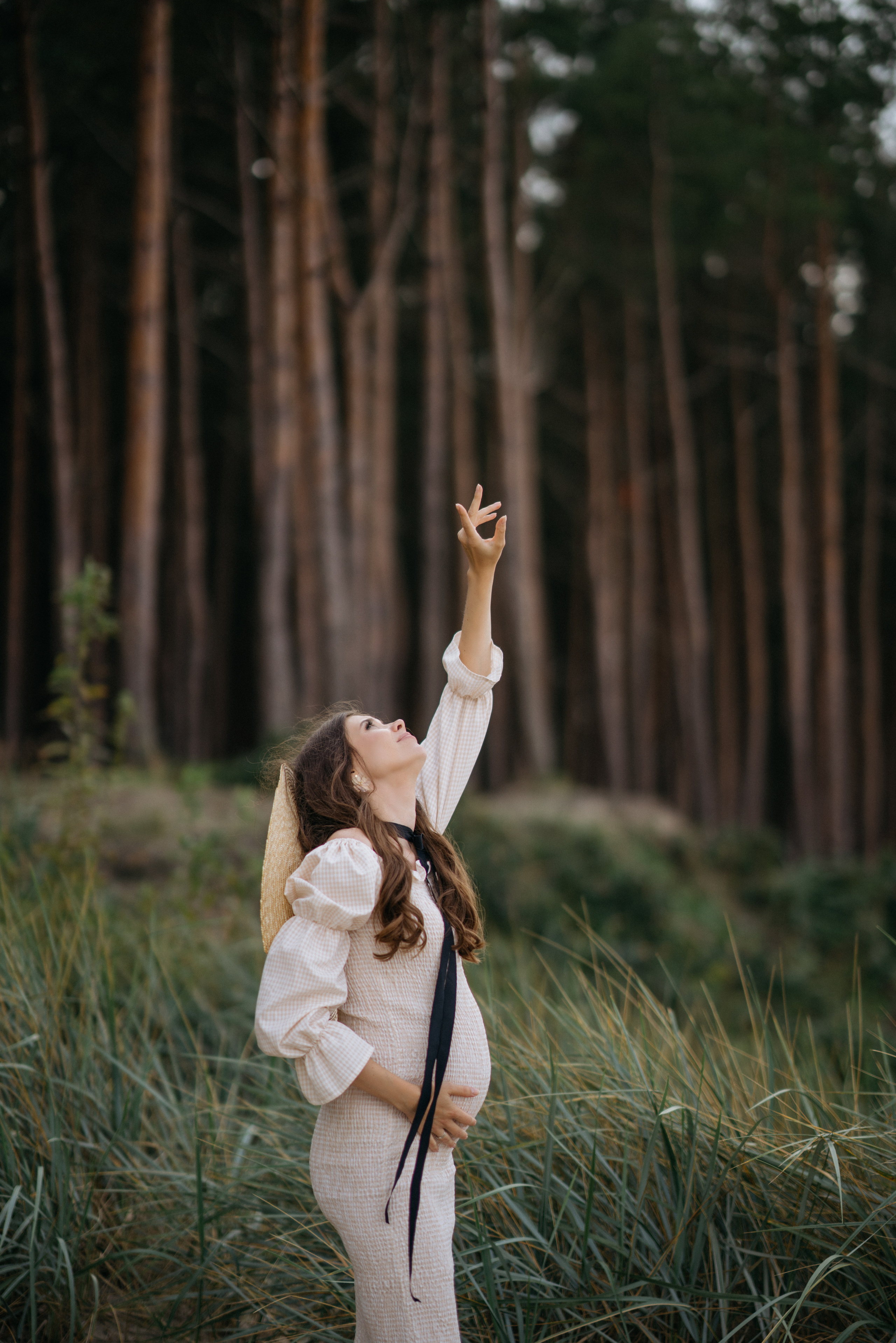 Фотографии на берегу моря в сосновом бору в ожидании. Свадебный и семейный фотограф в Калининграде Анастасия Гриценко