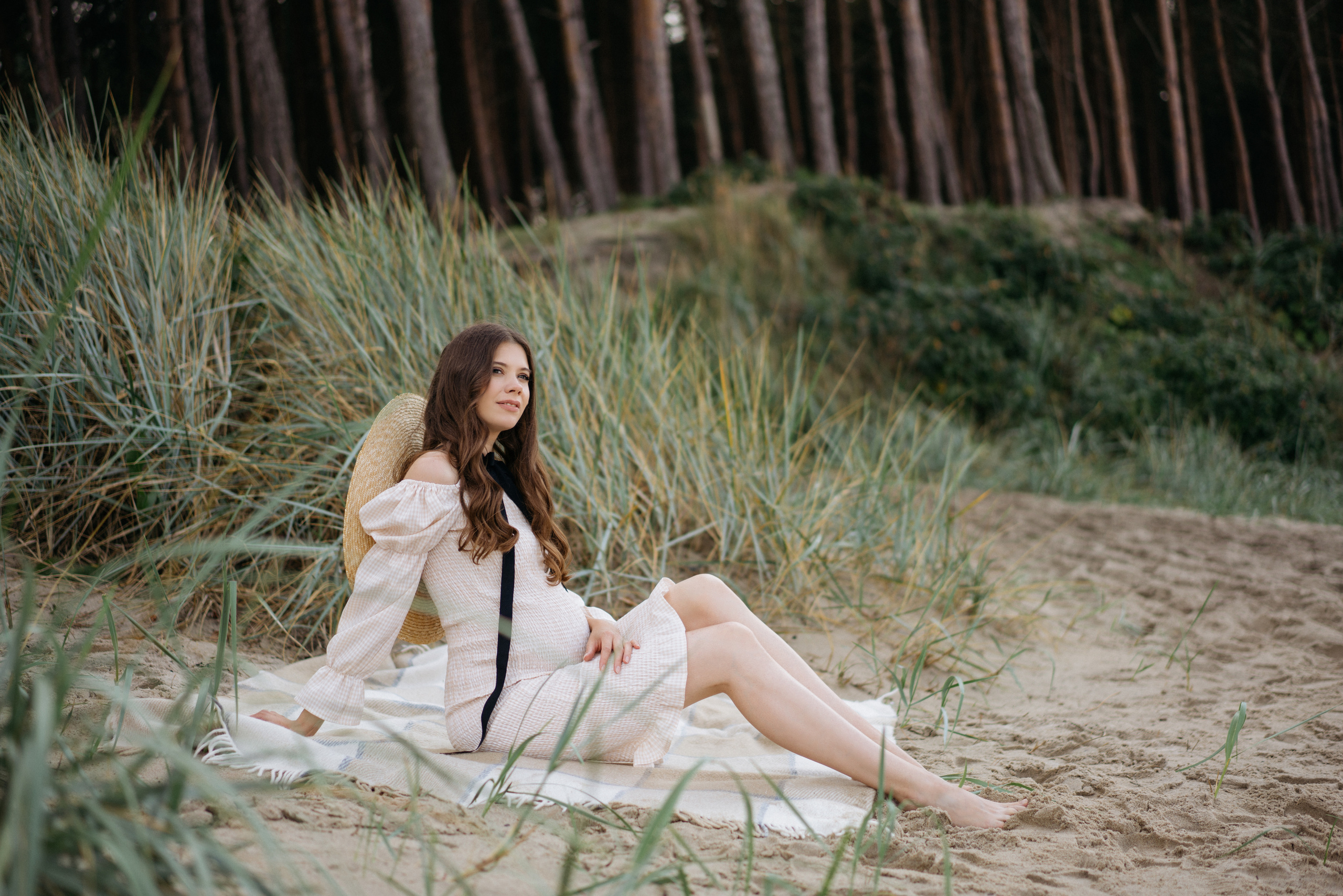 Фотографии на берегу моря в сосновом бору в ожидании. Свадебный и семейный фотограф в Калининграде Анастасия Гриценко