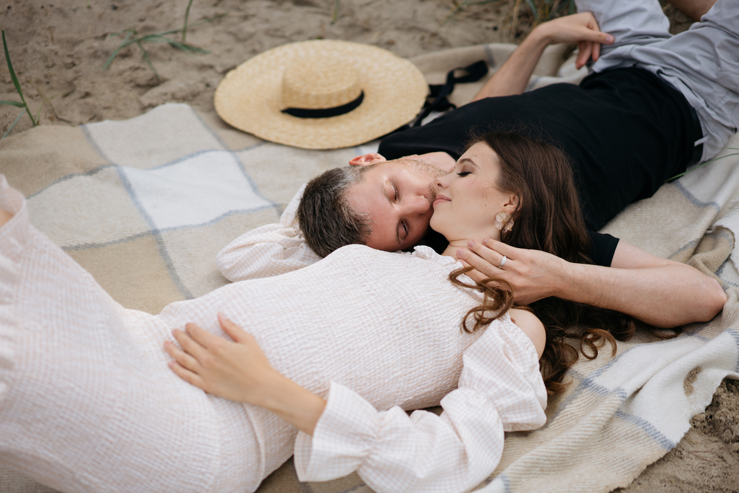 Фотографии на берегу моря в сосновом бору в ожидании. Свадебный и семейный фотограф в Калининграде Анастасия Гриценко