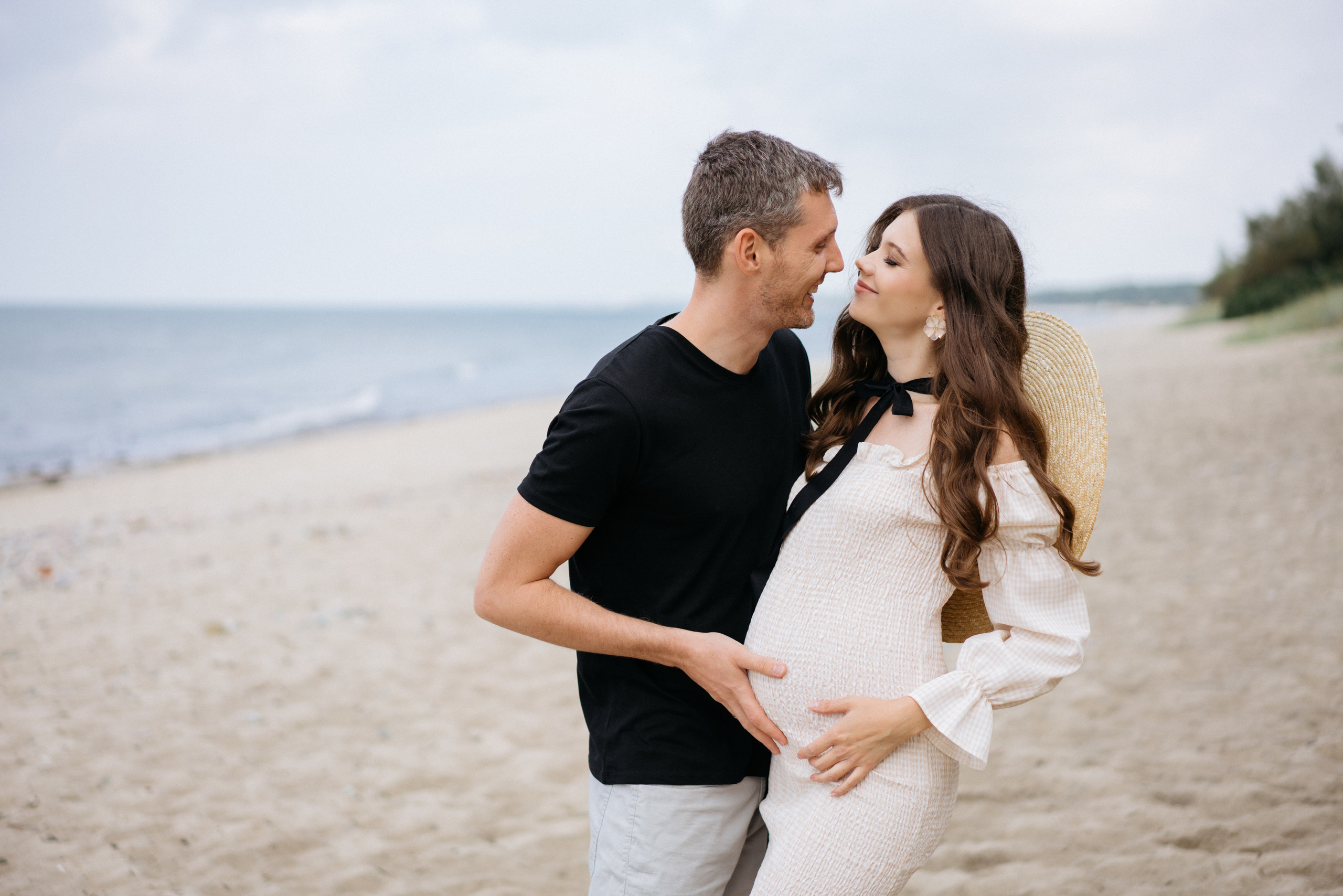 Фотографии на берегу моря в сосновом бору в ожидании. Свадебный и семейный фотограф в Калининграде Анастасия Гриценко