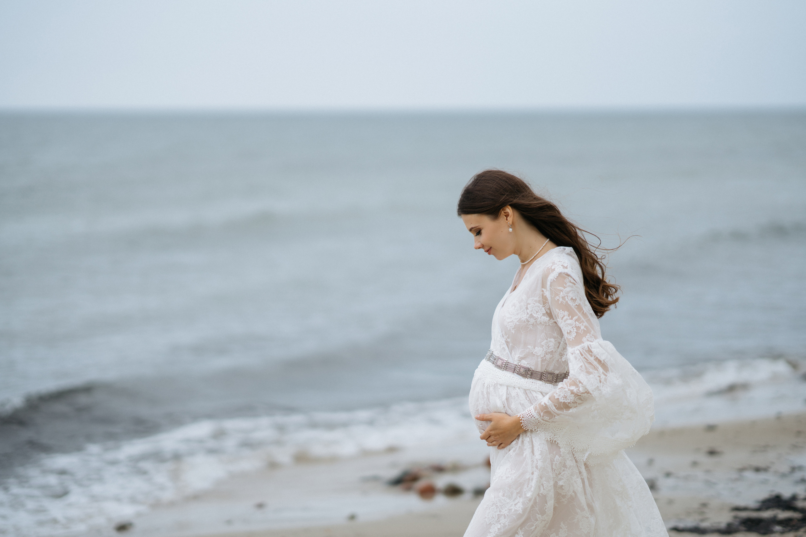 Фотографии на берегу моря в сосновом бору в ожидании. Свадебный и семейный фотограф в Калининграде Анастасия Гриценко