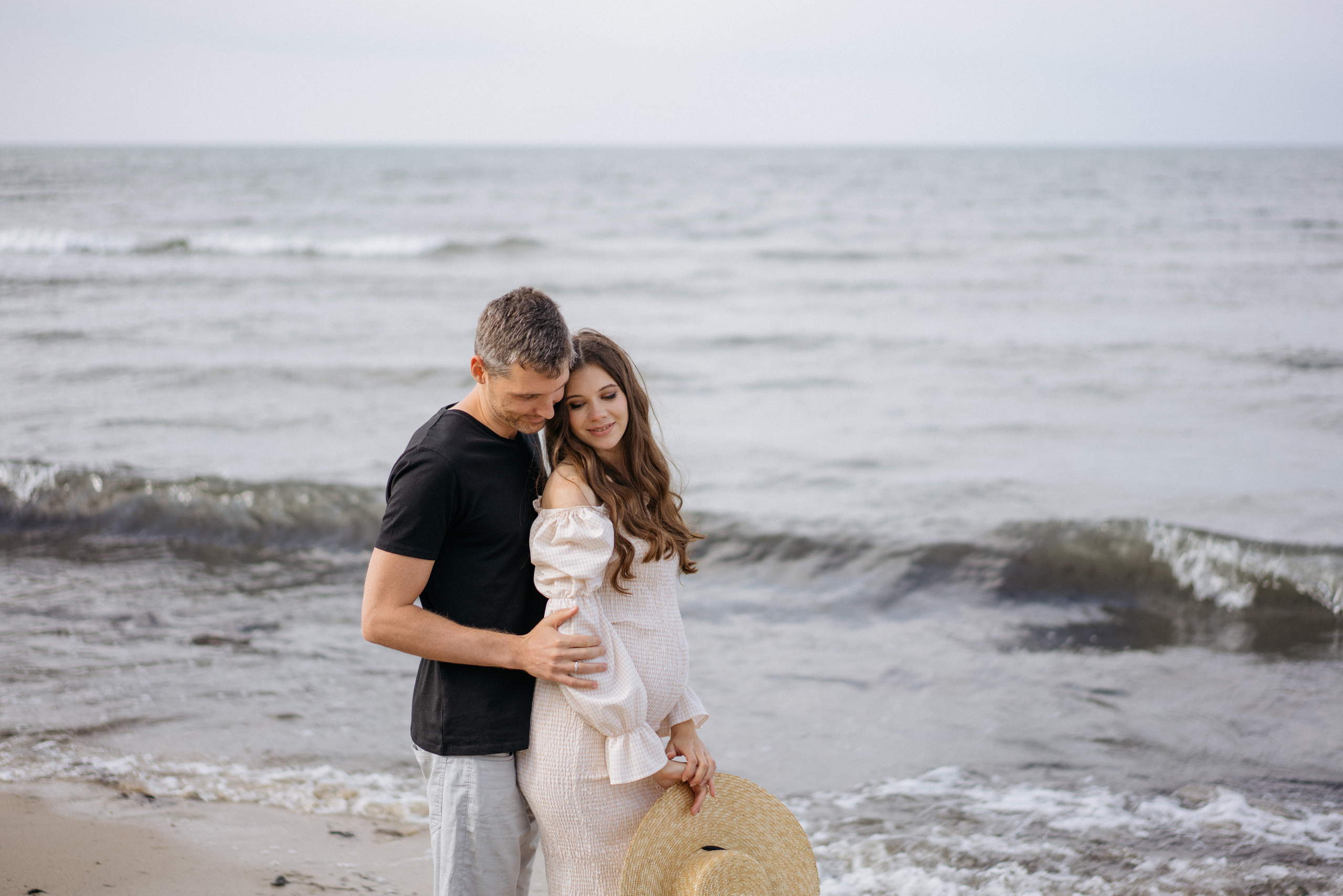 Фотографии на берегу моря в сосновом бору в ожидании. Свадебный и семейный фотограф в Калининграде Анастасия Гриценко