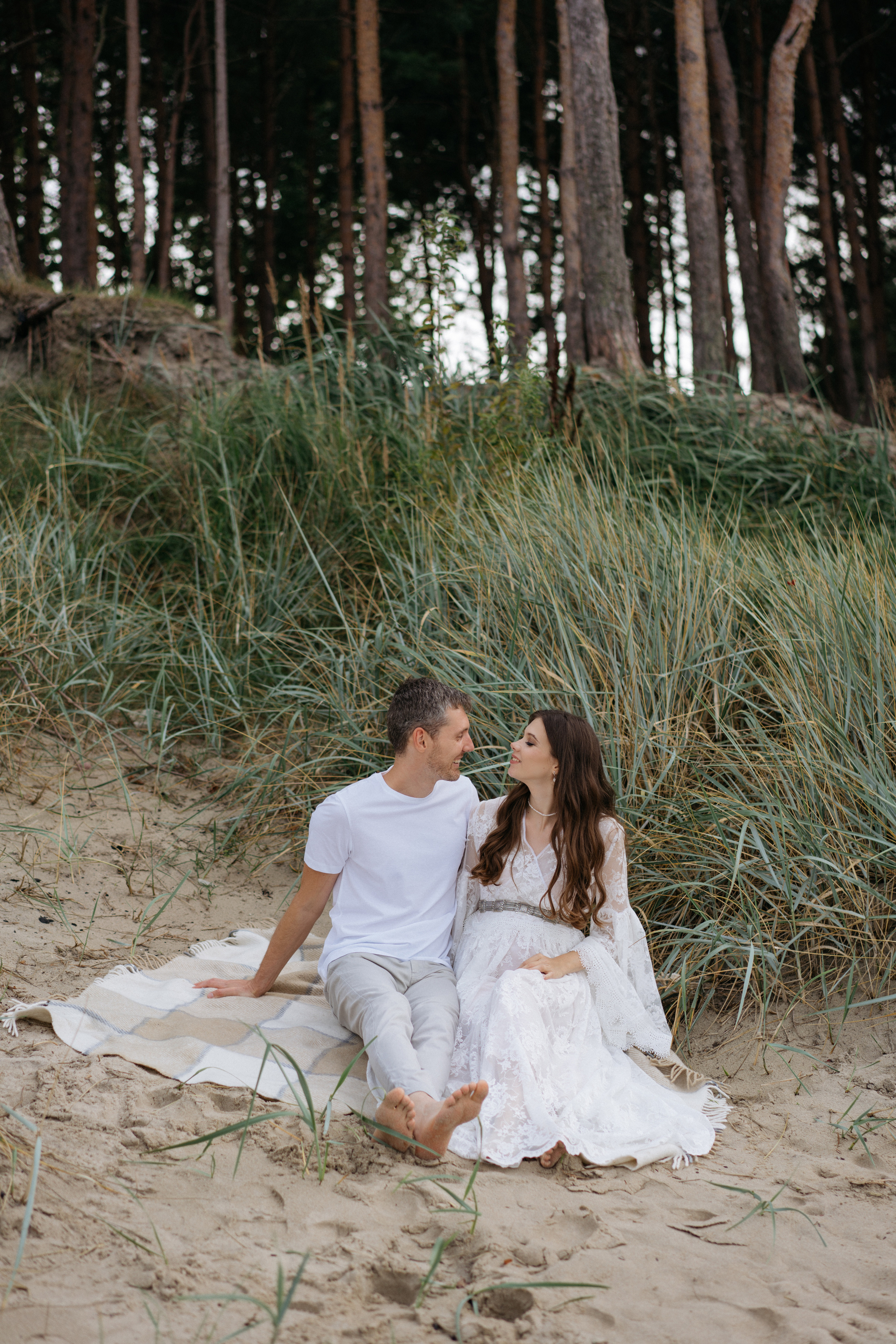 Фотографии на берегу моря в сосновом бору в ожидании. Свадебный и семейный фотограф в Калининграде Анастасия Гриценко