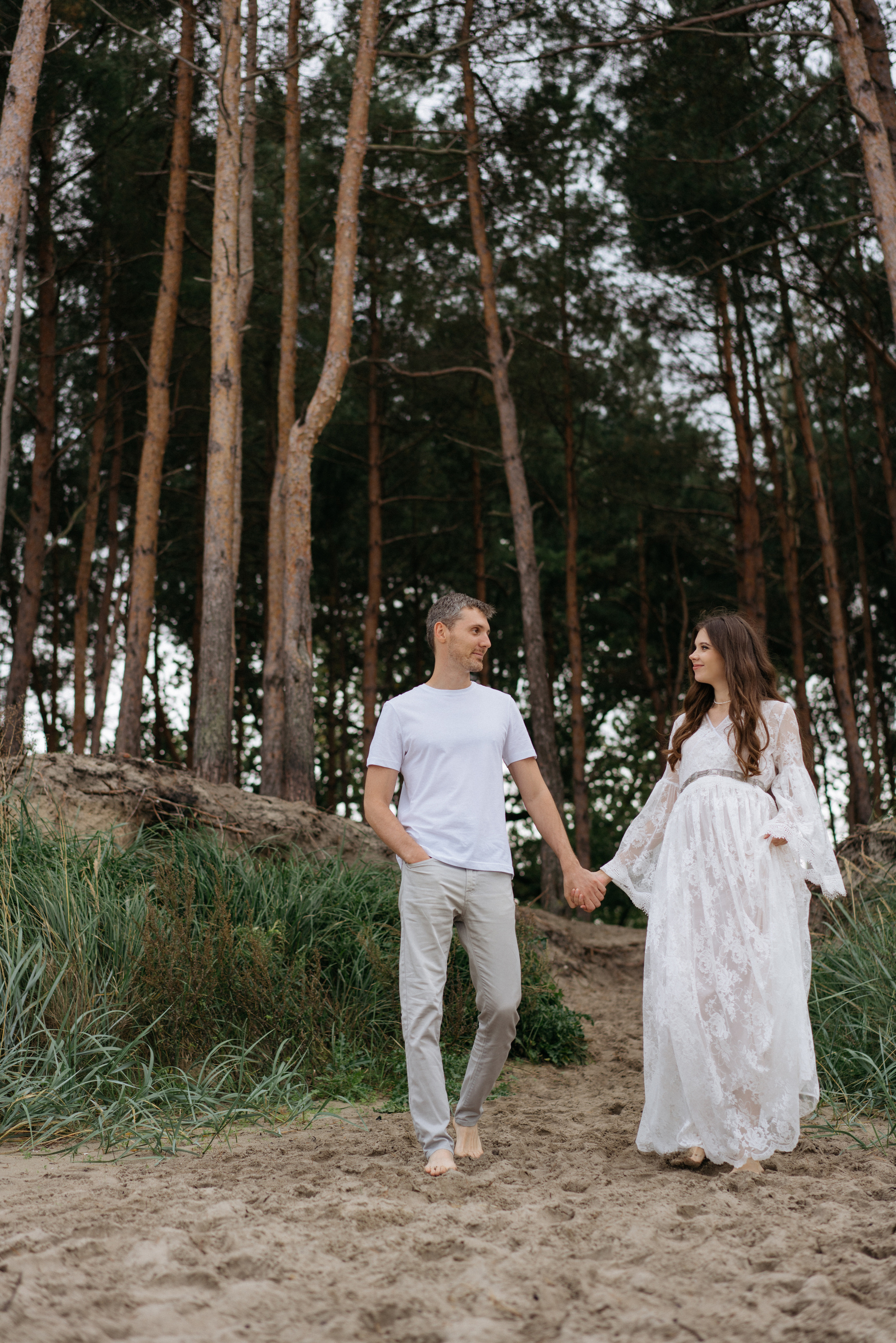 Фотографии на берегу моря в сосновом бору в ожидании. Свадебный и семейный фотограф в Калининграде Анастасия Гриценко