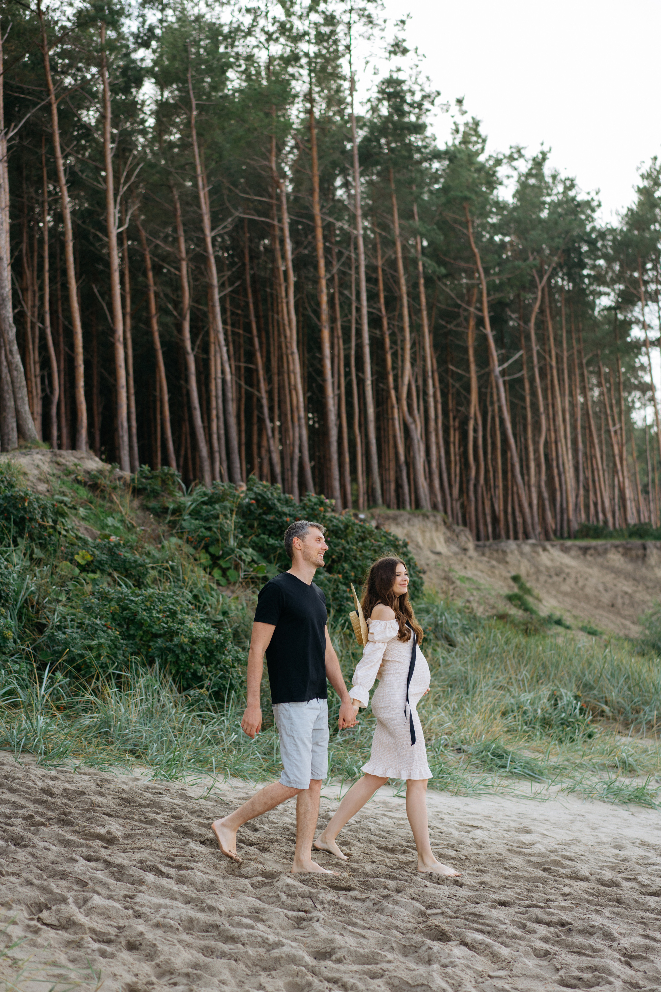 Фотографии на берегу моря в сосновом бору в ожидании. Свадебный и семейный фотограф в Калининграде Анастасия Гриценко