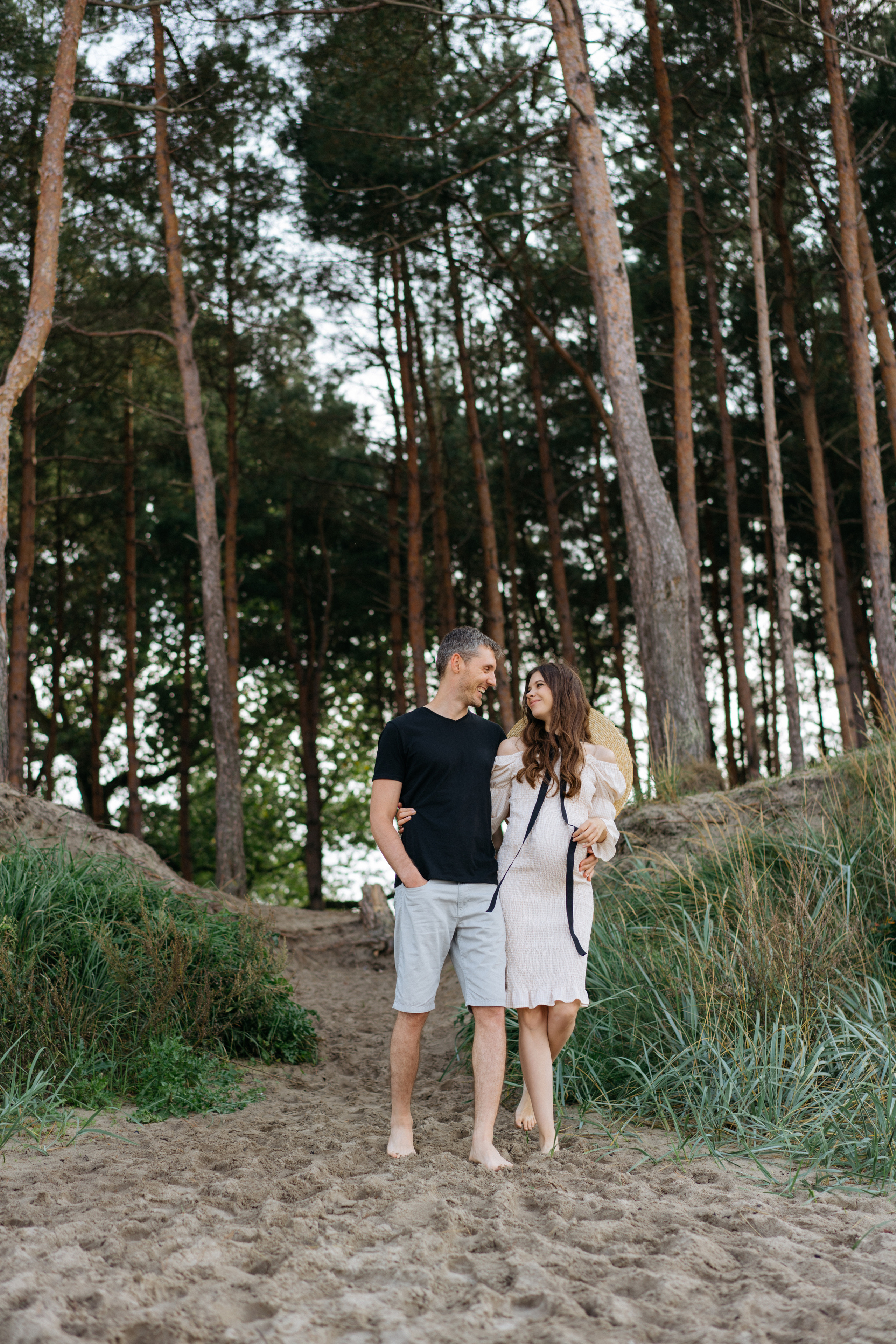 Фотографии на берегу моря в сосновом бору в ожидании. Свадебный и семейный фотограф в Калининграде Анастасия Гриценко