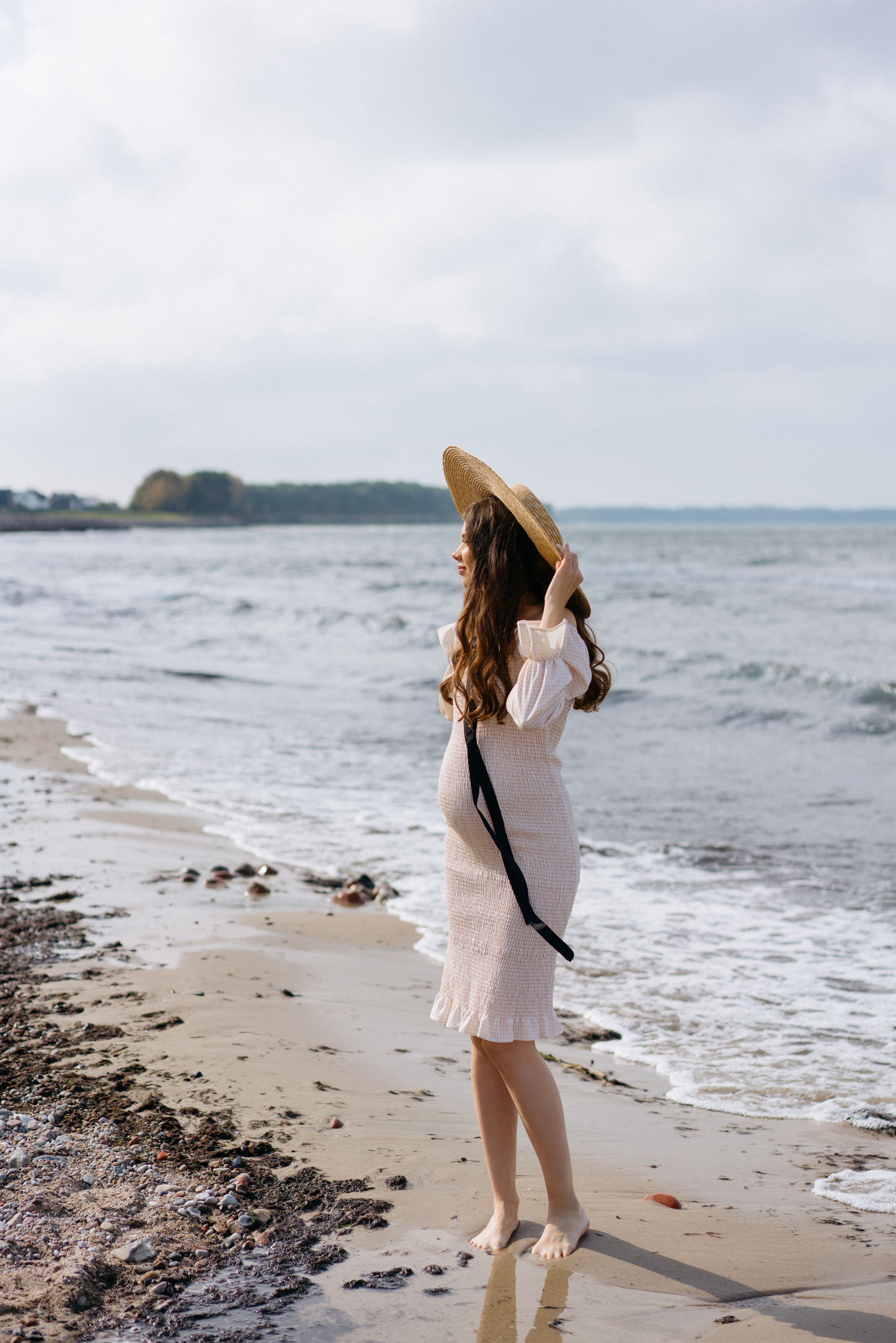 Фотографии на берегу моря в сосновом бору в ожидании. Свадебный и семейный фотограф в Калининграде Анастасия Гриценко