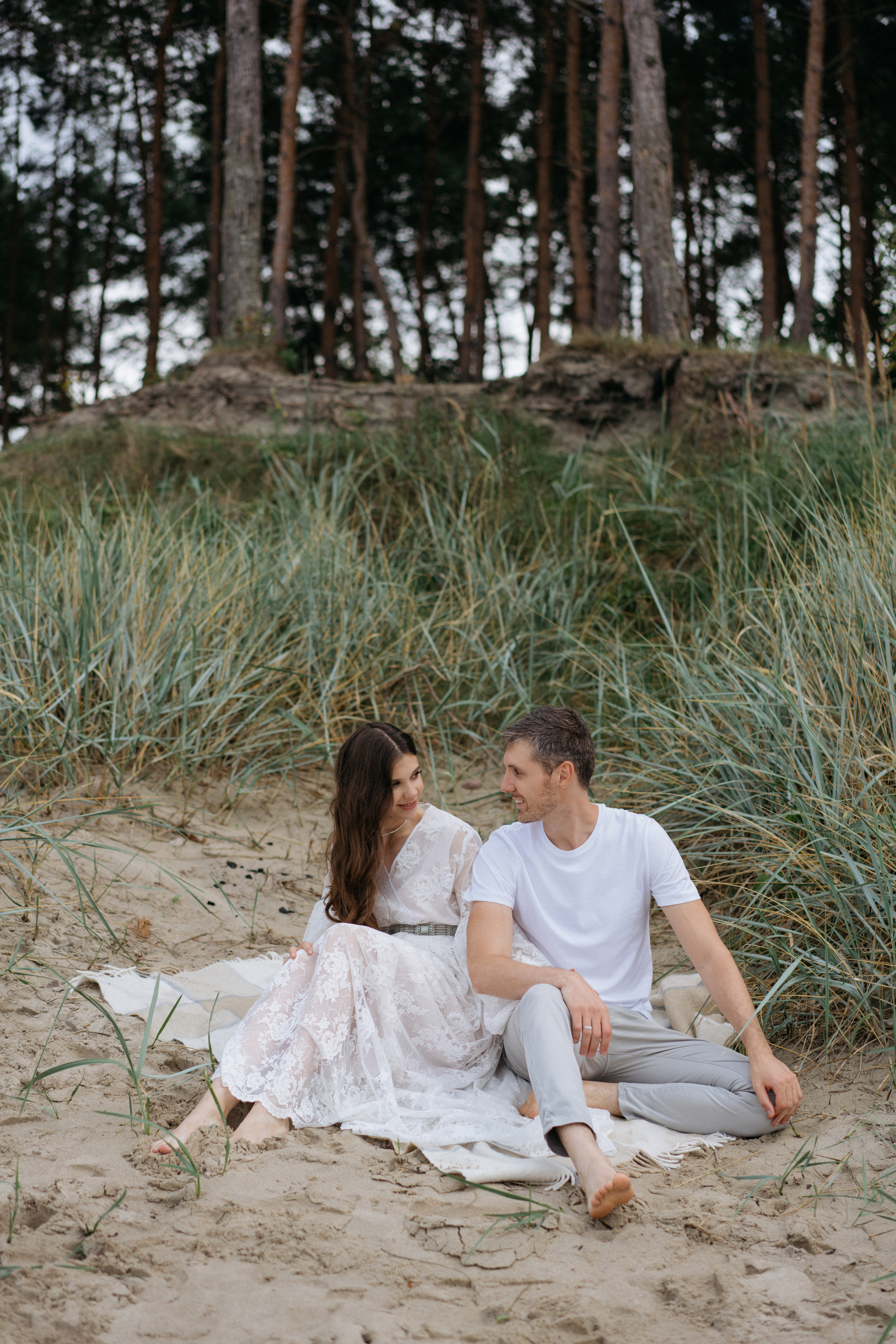 Фотографии на берегу моря в сосновом бору в ожидании. Свадебный и семейный фотограф в Калининграде Анастасия Гриценко
