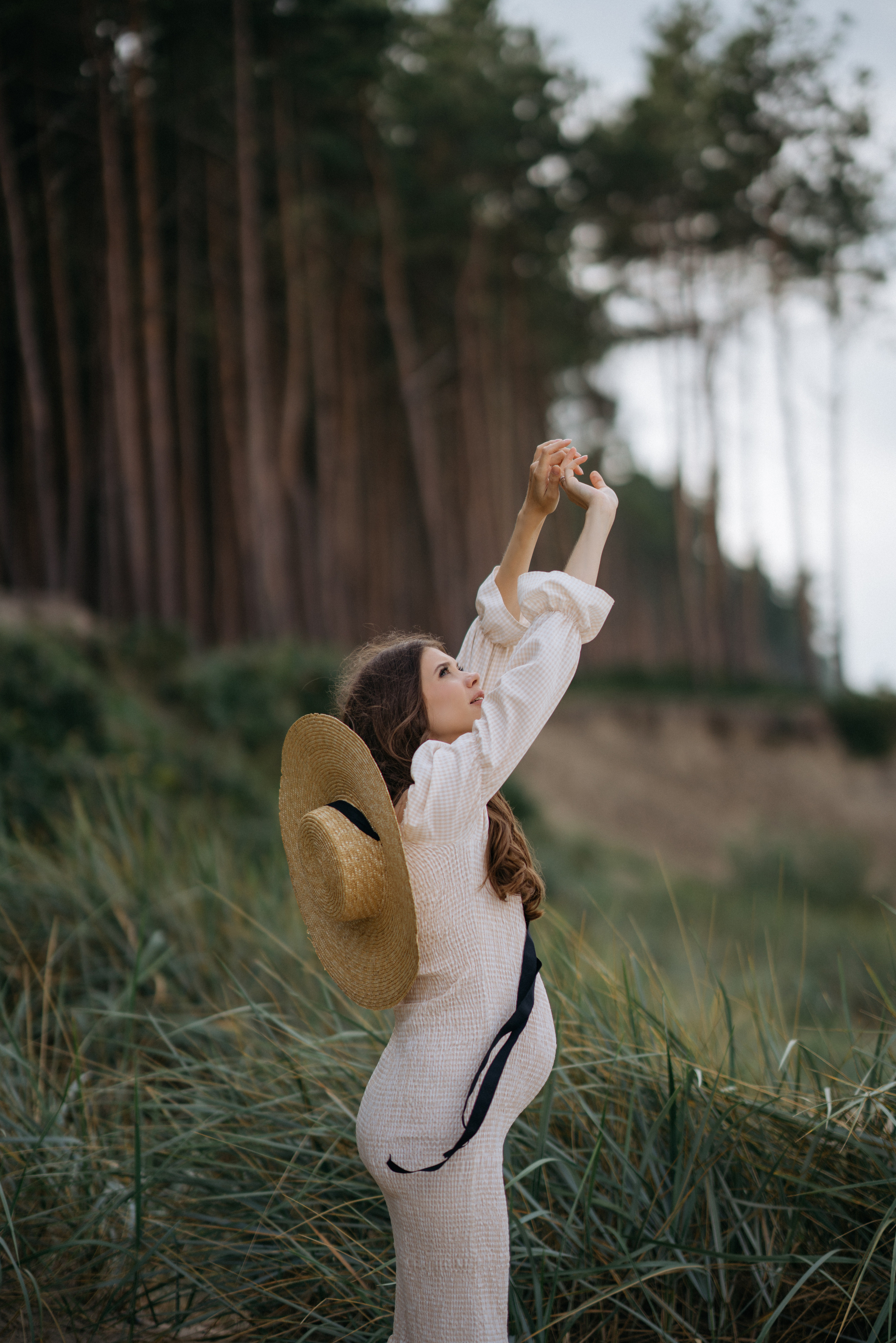 Фотографии на берегу моря в сосновом бору в ожидании. Свадебный и семейный фотограф в Калининграде Анастасия Гриценко