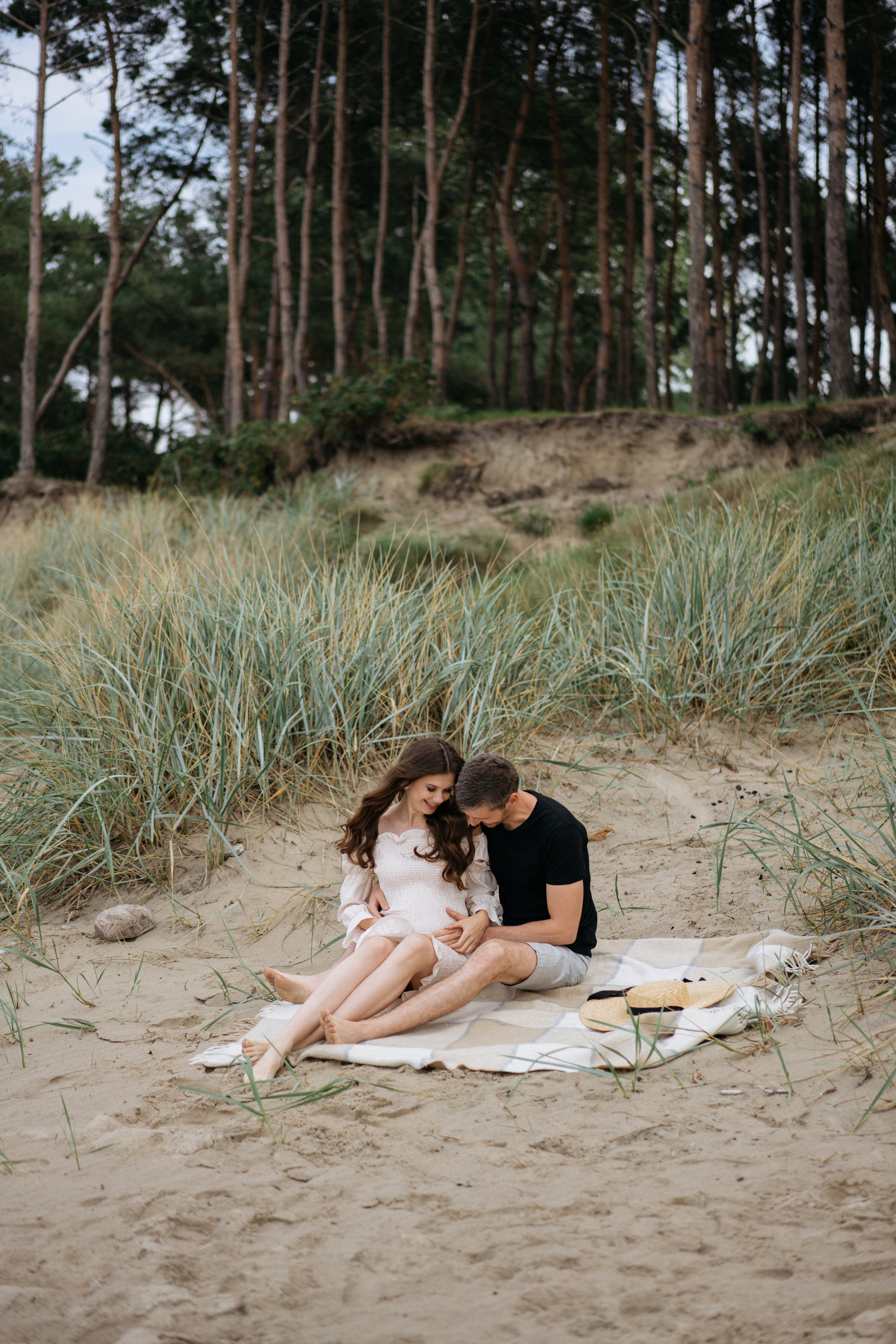 Фотографии на берегу моря в сосновом бору в ожидании. Свадебный и семейный фотограф в Калининграде Анастасия Гриценко