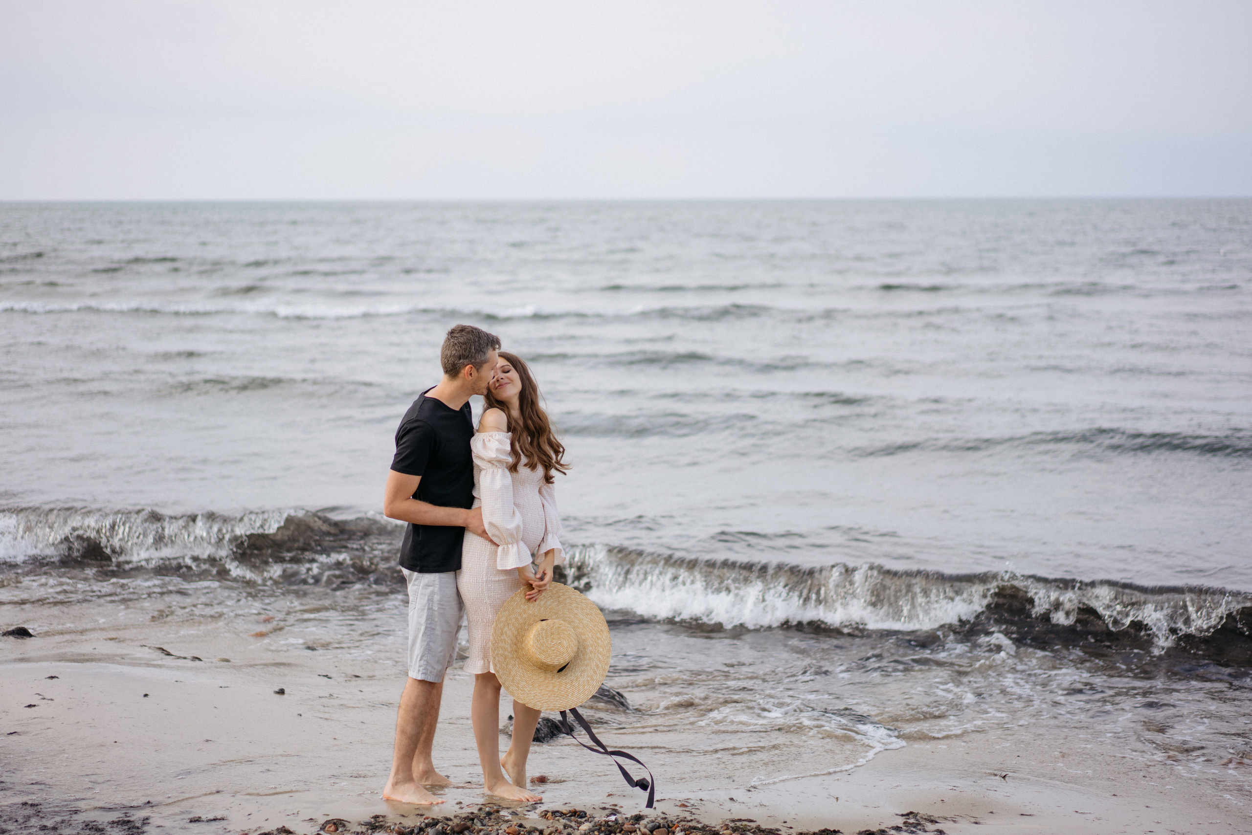 Фотографии на берегу моря в сосновом бору в ожидании. Свадебный и семейный фотограф в Калининграде Анастасия Гриценко