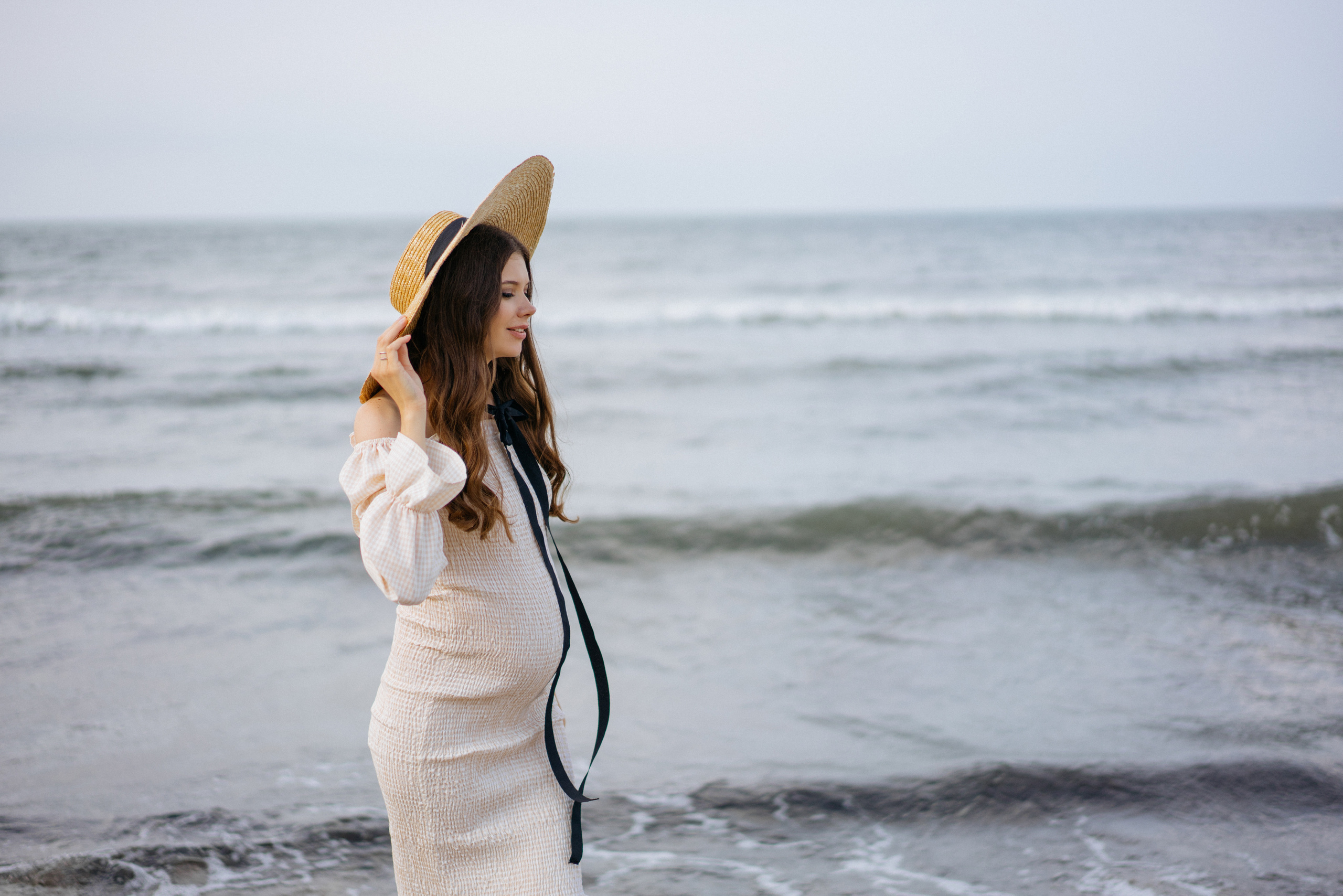 Фотографии на берегу моря в сосновом бору в ожидании. Свадебный и семейный фотограф в Калининграде Анастасия Гриценко