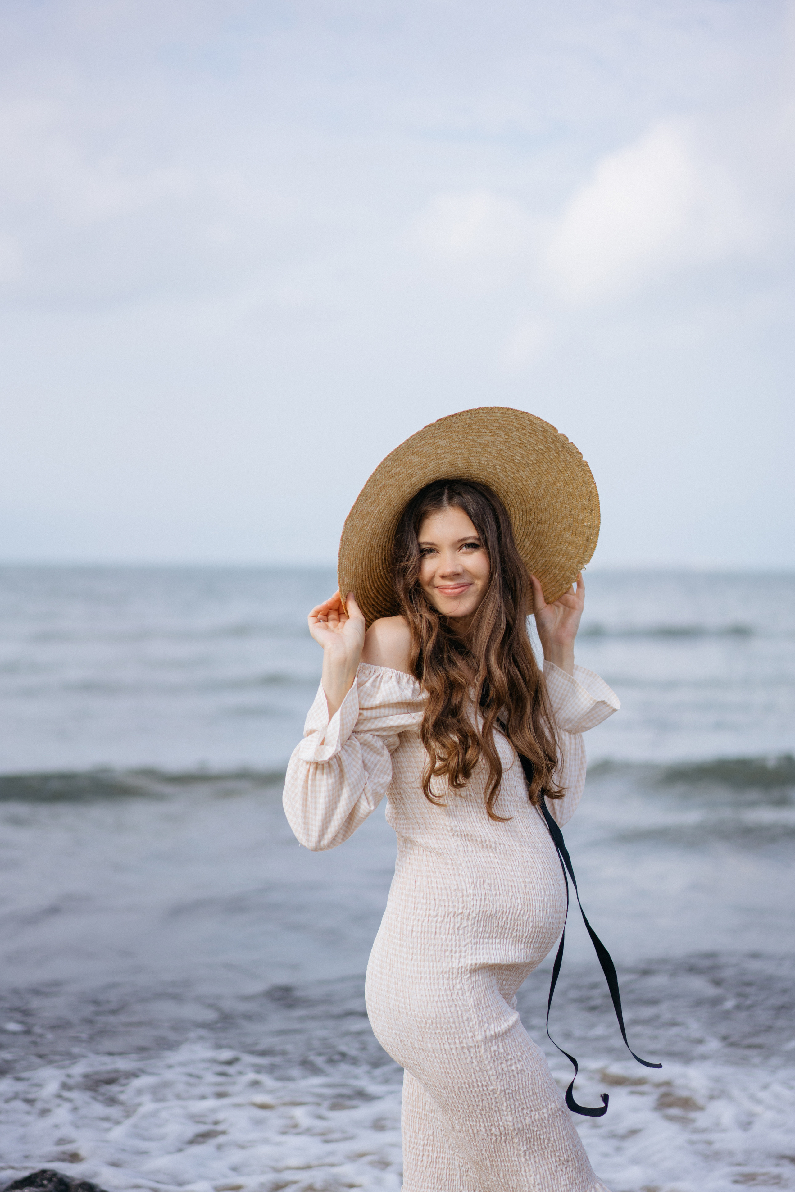 Фотографии на берегу моря в сосновом бору в ожидании. Свадебный и семейный фотограф в Калининграде Анастасия Гриценко
