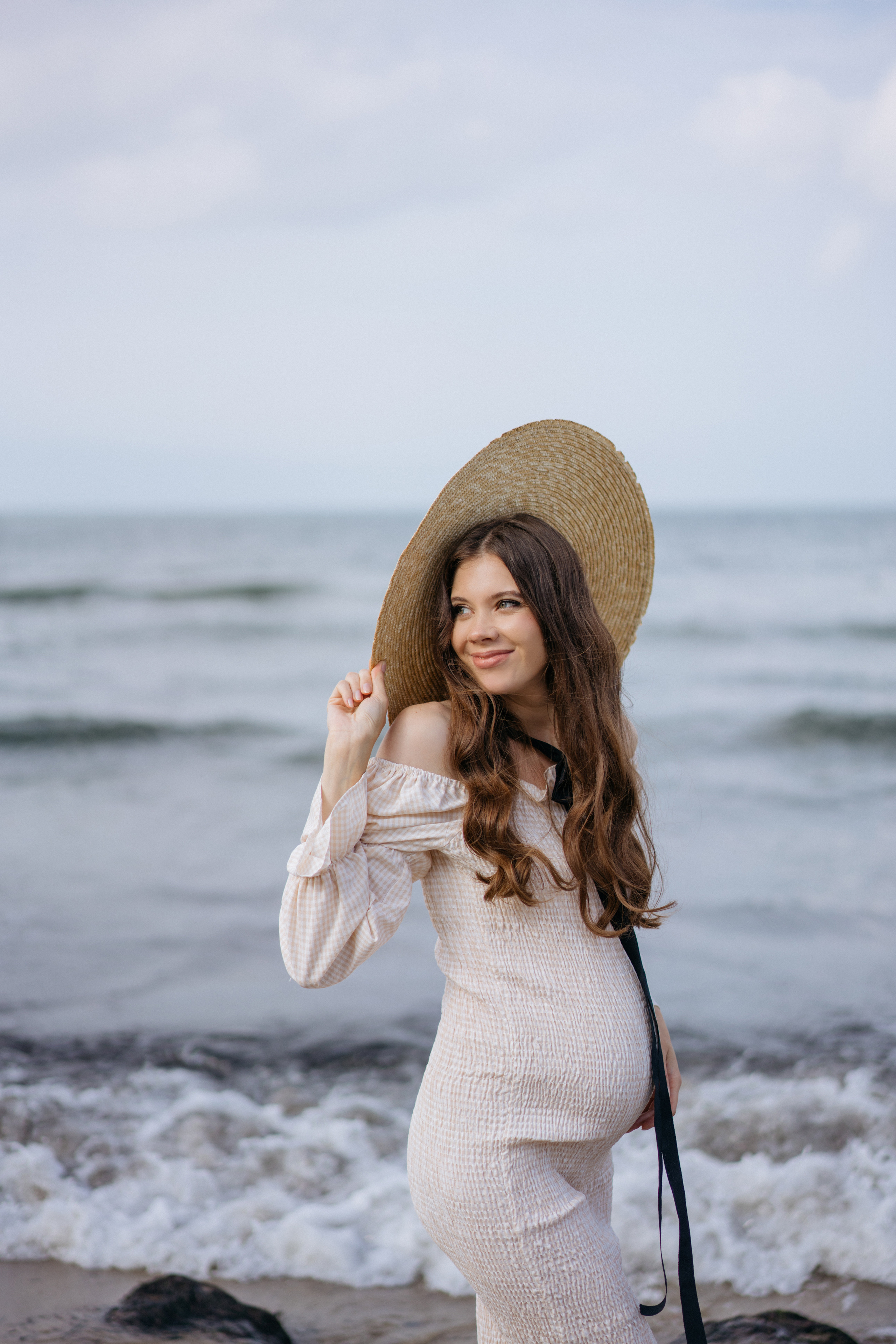 Фотографии на берегу моря в сосновом бору в ожидании. Свадебный и семейный фотограф в Калининграде Анастасия Гриценко